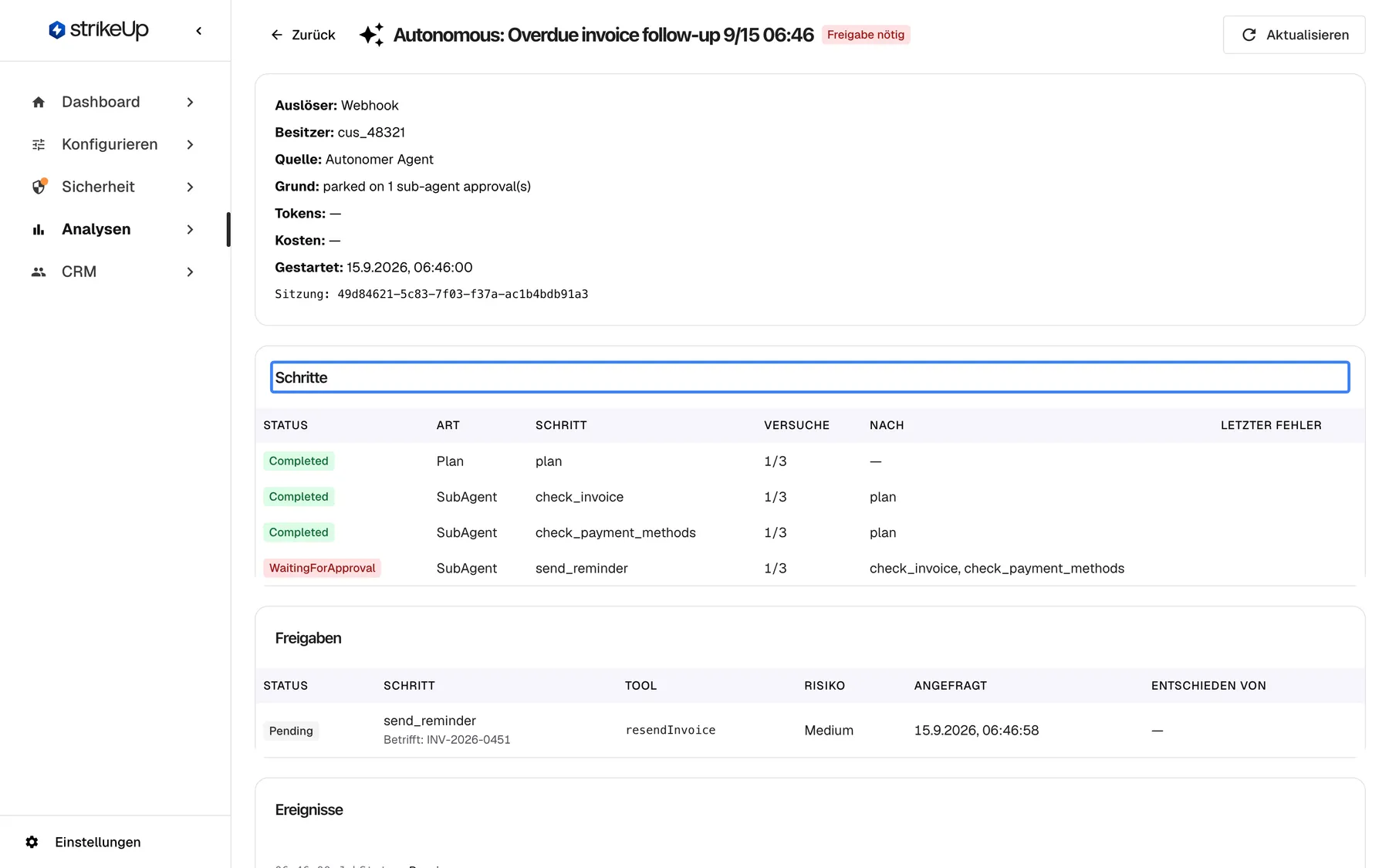 Die Detailseite des Agentenjobs „Autonomous: Overdue invoice follow-up 9/15 06:46“ mit rotem Badge „Freigabe nötig“, „Zurück“ und „Aktualisieren“. Die Übersicht zeigt Auslöser Webhook, Besitzer cus_48321, Quelle Autonomer Agent, den englischen Grund „parked on 1 sub-agent approval(s)“, die Startzeit und die Sitzungs-ID; Kosten und Tokens bleiben leer, bis der Lauf endet. Die hervorgehobene Tabelle „Schritte“ listet plan, check_invoice und check_payment_methods als Completed und send_reminder als WaitingForApproval; diese Status erscheinen auch auf Deutsch englisch. Jeder Schritt hat Art, Versuch 1/3 und die Vorgängerschritte.