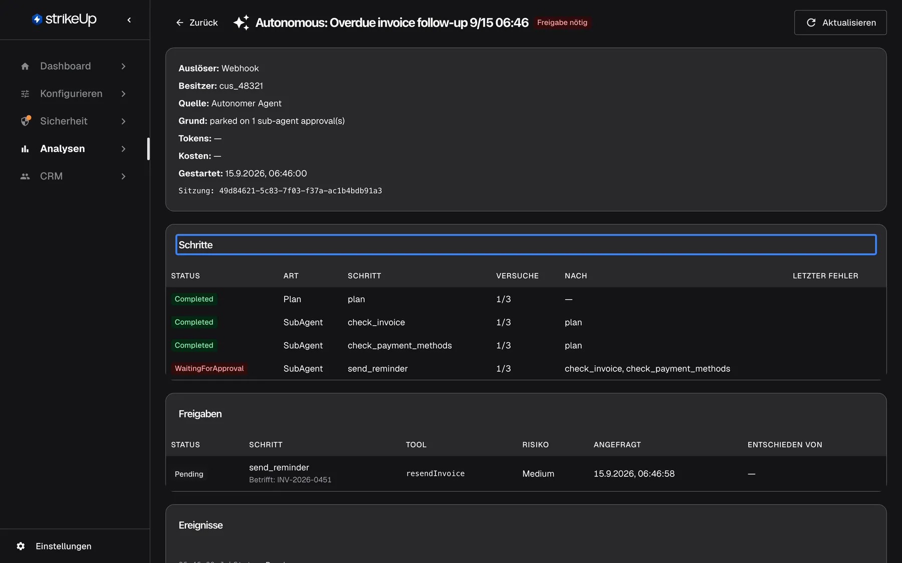 Die Detailseite des Agentenjobs „Autonomous: Overdue invoice follow-up 9/15 06:46“ mit rotem Badge „Freigabe nötig“, „Zurück“ und „Aktualisieren“. Die Übersicht zeigt Auslöser Webhook, Besitzer cus_48321, Quelle Autonomer Agent, den englischen Grund „parked on 1 sub-agent approval(s)“, die Startzeit und die Sitzungs-ID; Kosten und Tokens bleiben leer, bis der Lauf endet. Die hervorgehobene Tabelle „Schritte“ listet plan, check_invoice und check_payment_methods als Completed und send_reminder als WaitingForApproval; diese Status erscheinen auch auf Deutsch englisch. Jeder Schritt hat Art, Versuch 1/3 und die Vorgängerschritte.