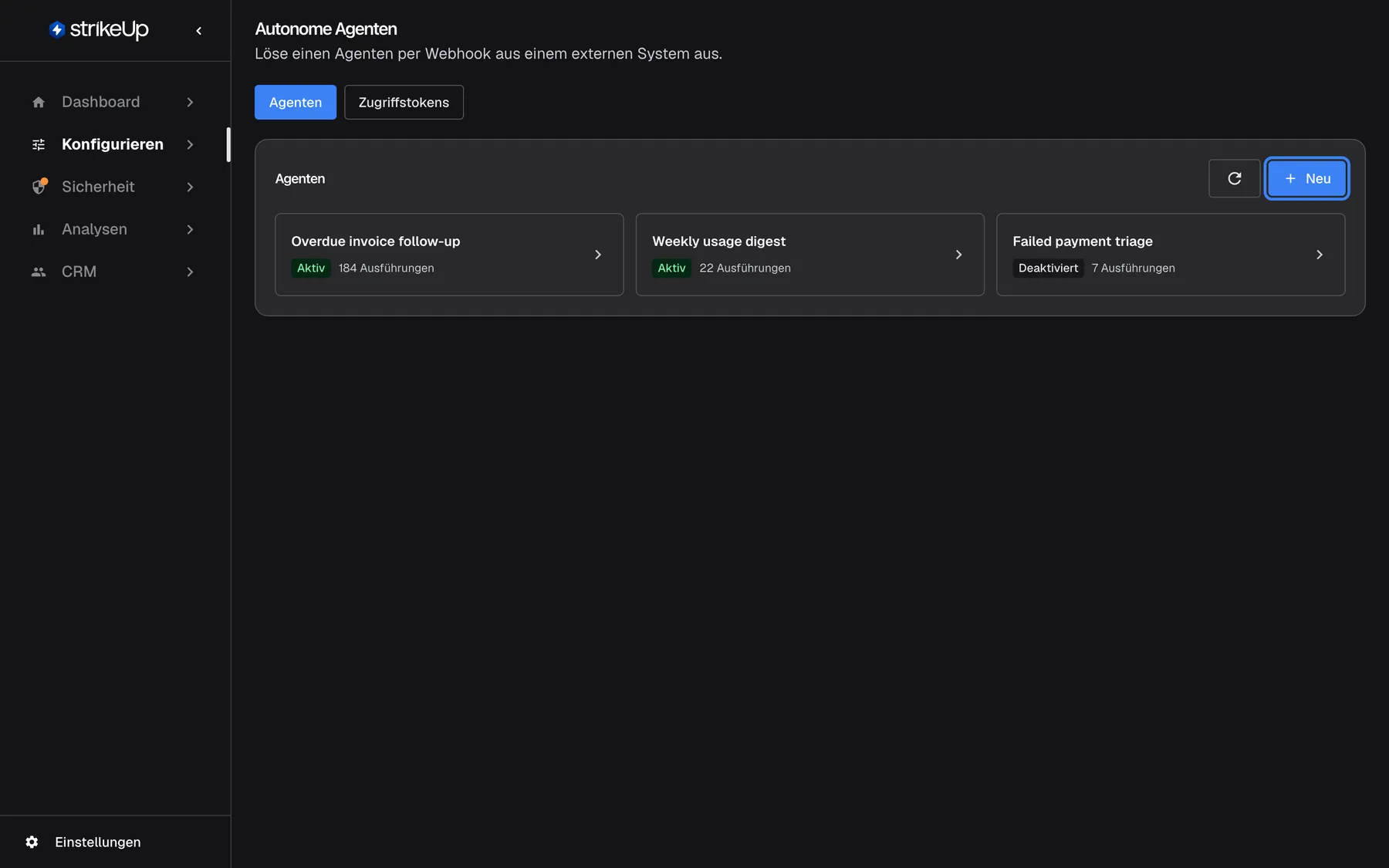 Die Seite Autonome Agenten in StrikeUp, Untertitel „Löse einen Agenten per Webhook aus einem externen System aus.“, mit ausgewähltem Tab „Agenten“. Drei Agentenkarten sind zu sehen: „Overdue invoice follow-up“ (grün „Aktiv“, 184 Ausführungen), „Weekly usage digest“ (Aktiv, 22 Ausführungen) und „Failed payment triage“ (grau „Deaktiviert“, 7 Ausführungen). Rechts im Kopf des Bereichs, neben dem Aktualisieren-Symbol, ist die blaue Schaltfläche „Neu“ hervorgehoben; sie öffnet ein leeres Agentenformular. Ein Klick auf eine Karte öffnet den Agenten zum Bearbeiten.