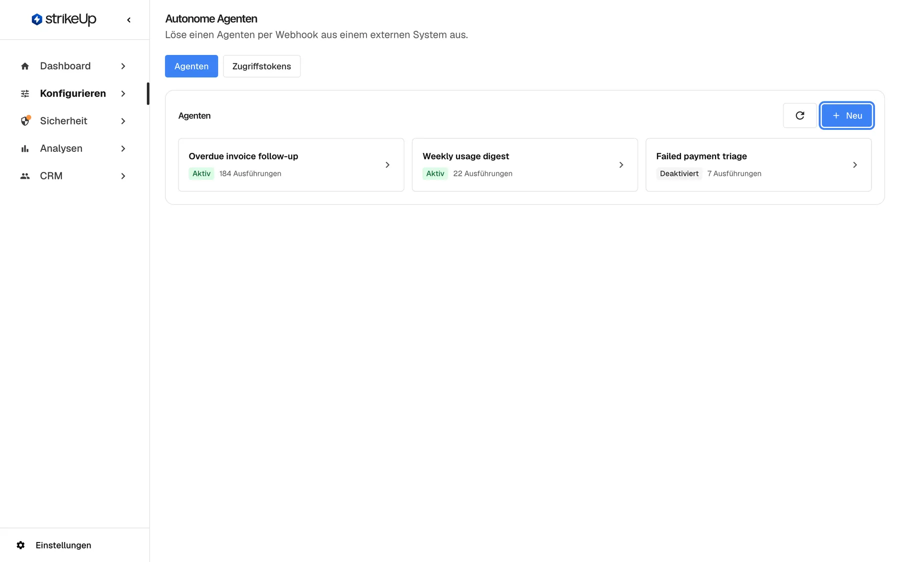 Die Seite Autonome Agenten in StrikeUp, Untertitel „Löse einen Agenten per Webhook aus einem externen System aus.“, mit ausgewähltem Tab „Agenten“. Drei Agentenkarten sind zu sehen: „Overdue invoice follow-up“ (grün „Aktiv“, 184 Ausführungen), „Weekly usage digest“ (Aktiv, 22 Ausführungen) und „Failed payment triage“ (grau „Deaktiviert“, 7 Ausführungen). Rechts im Kopf des Bereichs, neben dem Aktualisieren-Symbol, ist die blaue Schaltfläche „Neu“ hervorgehoben; sie öffnet ein leeres Agentenformular. Ein Klick auf eine Karte öffnet den Agenten zum Bearbeiten.