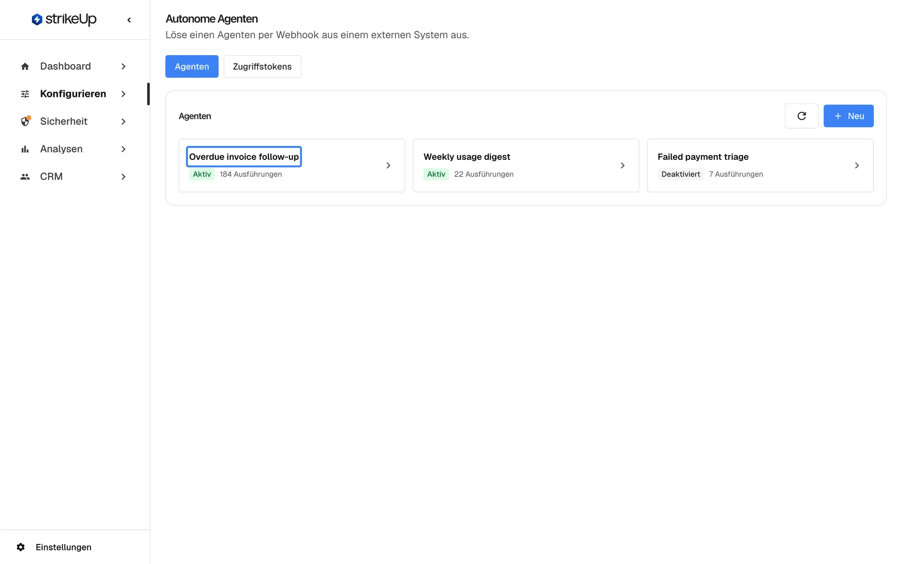 Die Seite Autonome Agenten in StrikeUp, auf der per Webhook ausgelöste Agenten eingerichtet werden, mit ausgewähltem Tab „Agenten“. Drei Karten sind zu sehen: die hervorgehobene Karte „Overdue invoice follow-up“ (Aktiv, 184 Ausführungen), „Weekly usage digest“ (Aktiv, 22 Ausführungen) und „Failed payment triage“ (Deaktiviert, 7 Ausführungen). Ein Klick auf eine Karte öffnet den Editor mit Prompt, Webhook-Anleitung und letzten Ausführungen; „Neu“ oben rechts legt einen weiteren Agenten an.