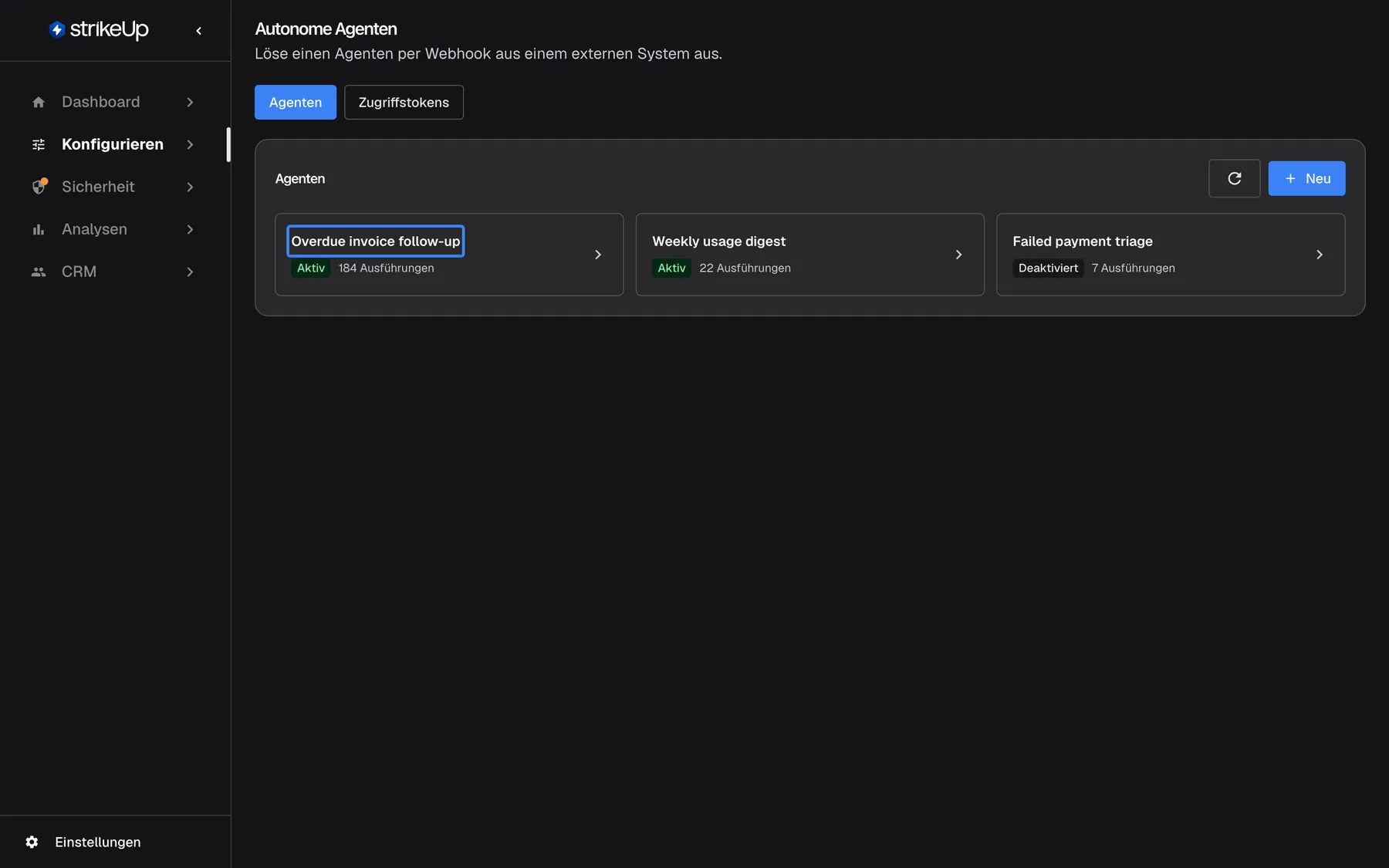 Die Seite Autonome Agenten in StrikeUp, auf der per Webhook ausgelöste Agenten eingerichtet werden, mit ausgewähltem Tab „Agenten“. Drei Karten sind zu sehen: die hervorgehobene Karte „Overdue invoice follow-up“ (Aktiv, 184 Ausführungen), „Weekly usage digest“ (Aktiv, 22 Ausführungen) und „Failed payment triage“ (Deaktiviert, 7 Ausführungen). Ein Klick auf eine Karte öffnet den Editor mit Prompt, Webhook-Anleitung und letzten Ausführungen; „Neu“ oben rechts legt einen weiteren Agenten an.