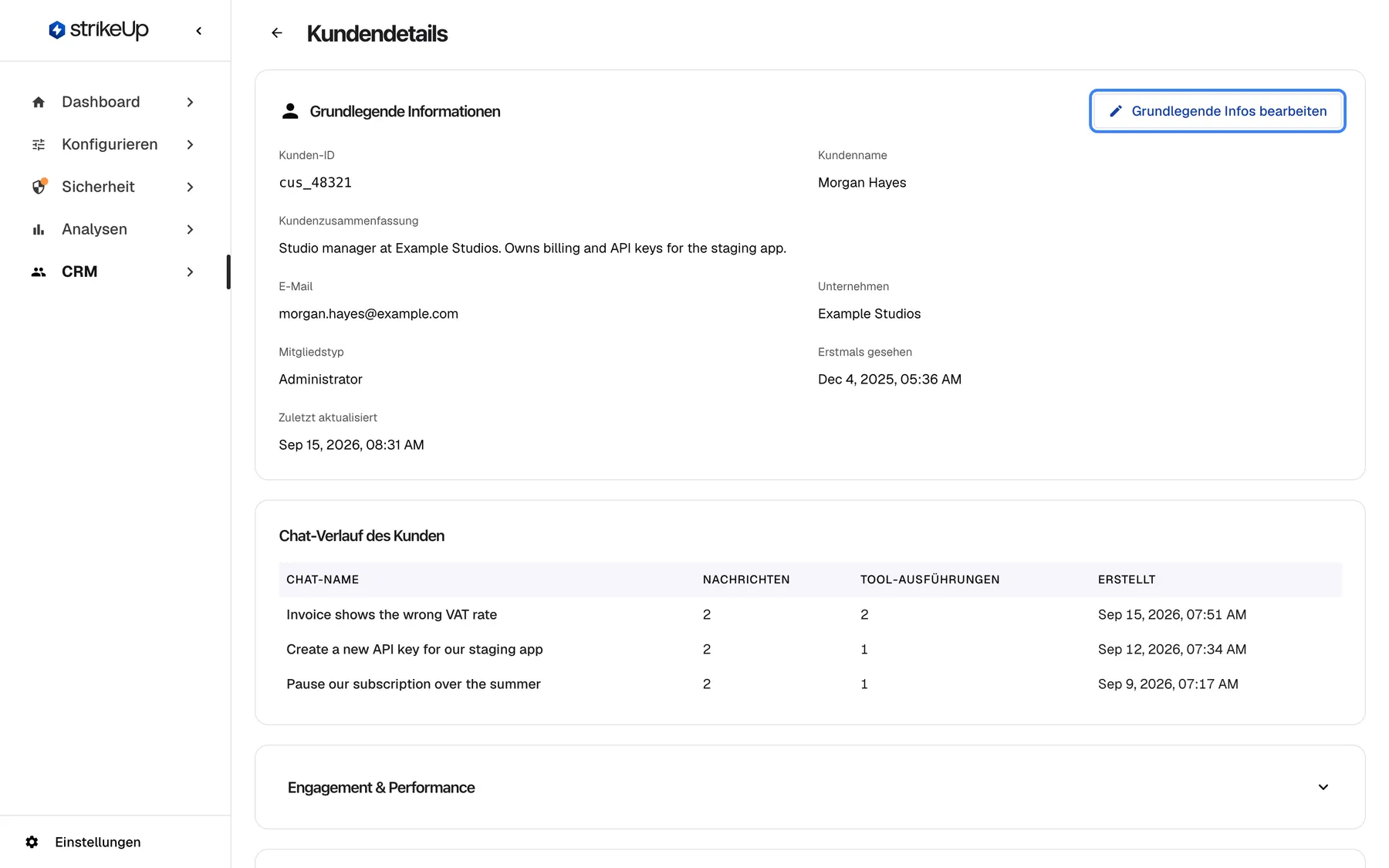 Die Seite „Kundendetails“ für Morgan Hayes. Die Karte „Grundlegende Informationen“ zeigt Kunden-ID cus_48321, Kundenname Morgan Hayes, die Zusammenfassung „Studio manager at Example Studios. Owns billing and API keys for the staging app.“, E-Mail morgan.hayes@example.com, Unternehmen Example Studios, Mitgliedstyp Administrator, erstmals gesehen Dec 4, 2025 und zuletzt aktualisiert Sep 15, 2026. Oben rechts in der Karte ist „Grundlegende Infos bearbeiten“ hervorgehoben. Darunter beginnt der Chat-Verlauf des Kunden.