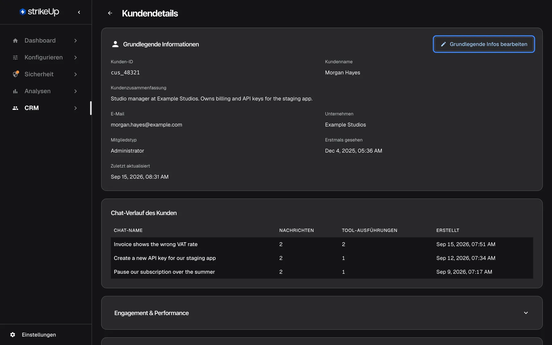 Die Seite „Kundendetails“ für Morgan Hayes. Die Karte „Grundlegende Informationen“ zeigt Kunden-ID cus_48321, Kundenname Morgan Hayes, die Zusammenfassung „Studio manager at Example Studios. Owns billing and API keys for the staging app.“, E-Mail morgan.hayes@example.com, Unternehmen Example Studios, Mitgliedstyp Administrator, erstmals gesehen Dec 4, 2025 und zuletzt aktualisiert Sep 15, 2026. Oben rechts in der Karte ist „Grundlegende Infos bearbeiten“ hervorgehoben. Darunter beginnt der Chat-Verlauf des Kunden.