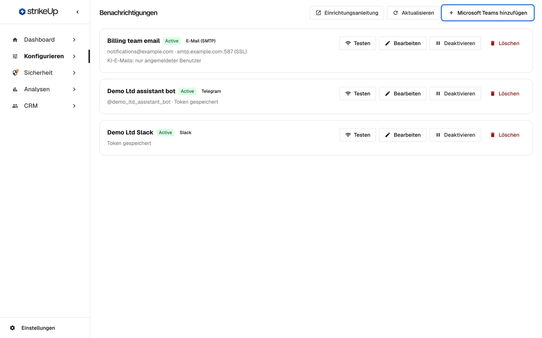 Die Seite Benachrichtigungen unter Konfigurieren mit drei Kanälen, einem je Anbieter. "Billing team email" (grün "Active", "E-Mail (SMTP)") sendet von notifications@example.com über smtp.example.com:587 (SSL); "Demo Ltd assistant bot" (Active, "Telegram") zeigt "@demo_ltd_assistant_bot · Token gespeichert"; "Demo Ltd Slack" (Active, "Slack") zeigt "Token gespeichert". Der Status erscheint auch auf Deutsch englisch. Jede Karte hat "Testen", "Bearbeiten", "Deaktivieren" und "Löschen". Oben rechts stehen "Einrichtungsanleitung", "Aktualisieren" und die hervorgehobene Schaltfläche "Microsoft Teams hinzufügen", der einzige Anbieter ohne Kanal.
