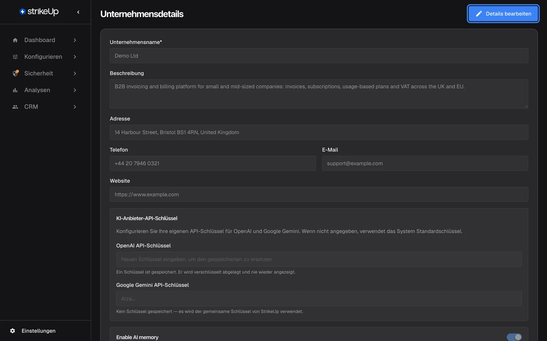 Die Seite „Unternehmensdetails“ unter Einstellungen › Unternehmen in der Leseansicht. Sie zeigt Unternehmensname* „Demo Ltd“, eine Beschreibung der B2B-Rechnungsplattform, die Adresse in Bristol, Telefon +44 20 7946 0321, E-Mail support@example.com und Website https://www.example.com, alle ausgegraut. Darunter folgt der Bereich „KI-Anbieter-API-Schlüssel“ mit „OpenAI API-Schlüssel“ (ein Schlüssel ist gespeichert) und „Google Gemini API-Schlüssel“ (kein Schlüssel). Oben rechts ist „Details bearbeiten“ hervorgehoben.