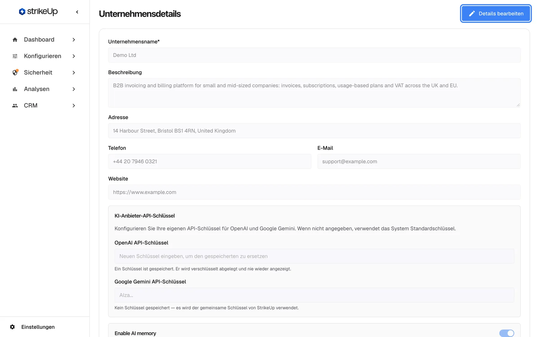 Die Seite „Unternehmensdetails“ unter Einstellungen › Unternehmen in der Leseansicht. Sie zeigt Unternehmensname* „Demo Ltd“, eine Beschreibung der B2B-Rechnungsplattform, die Adresse in Bristol, Telefon +44 20 7946 0321, E-Mail support@example.com und Website https://www.example.com, alle ausgegraut. Darunter folgt der Bereich „KI-Anbieter-API-Schlüssel“ mit „OpenAI API-Schlüssel“ (ein Schlüssel ist gespeichert) und „Google Gemini API-Schlüssel“ (kein Schlüssel). Oben rechts ist „Details bearbeiten“ hervorgehoben.