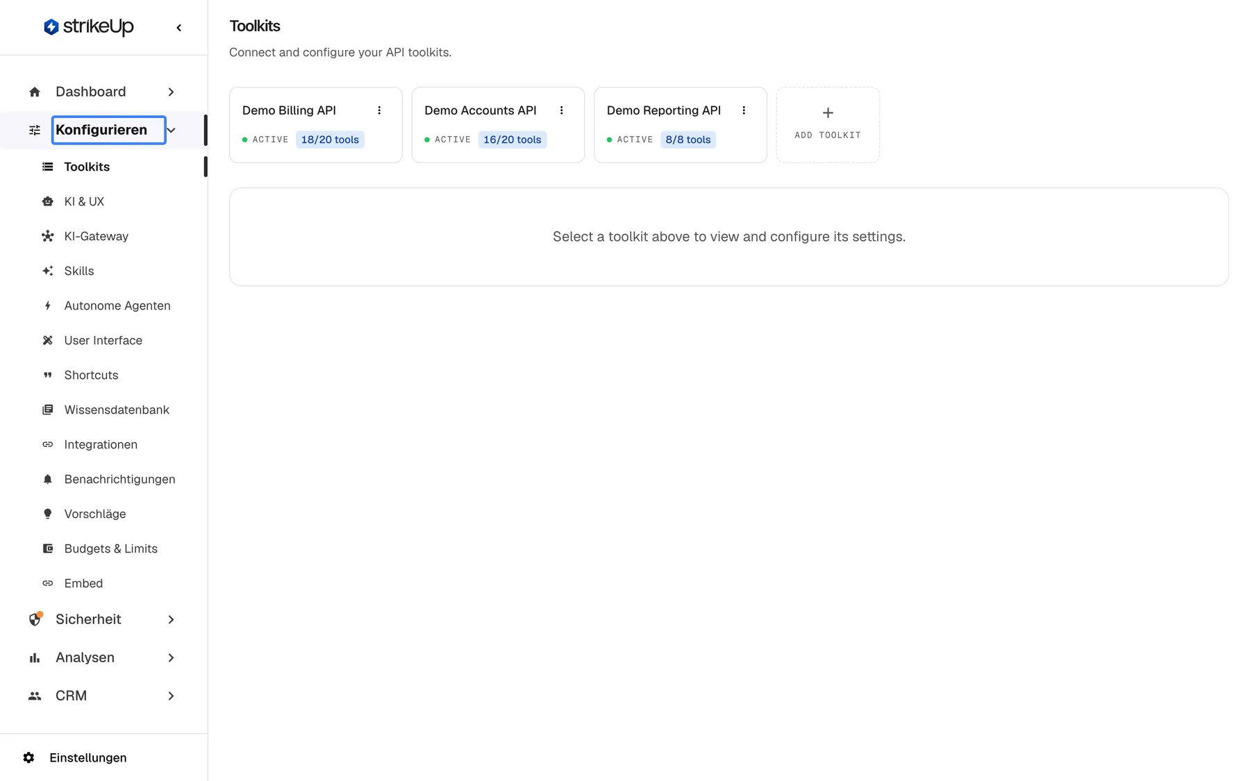 Die StrikeUp-Admin-App mit aufgeklapptem, hervorgehobenem Abschnitt "Konfigurieren" in der linken Seitenleiste. Darunter stehen Toolkits, KI & UX, KI-Gateway, Skills, Autonome Agenten, User Interface, Shortcuts, Wissensdatenbank, Integrationen, Benachrichtigungen, Vorschläge, Budgets & Limits und Embed; Toolkits ist die aktuelle Seite, rechts mit den Toolkit-Karten Demo Billing API, Demo Accounts API und Demo Reporting API. KI-Gateway, Wissensdatenbank und Integrationen erscheinen nur, wenn Ihr Tarif diese Funktionen enthält.