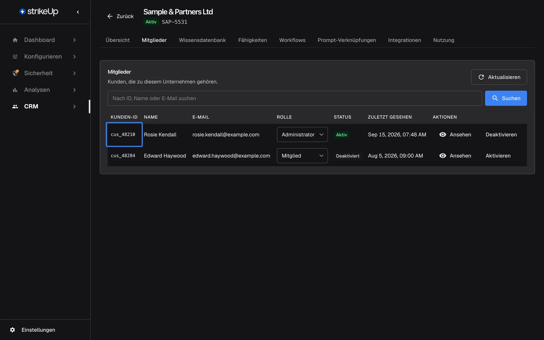 Der Tab Mitglieder des Kundenunternehmens "Sample & Partners Ltd" (Aktiv, Unternehmens-ID "SAP-5531") unter CRM. Die Tabelle listet die Kunden des Unternehmens mit den Spalten Kunden-ID, Name, E-Mail, Rolle, Status, Zuletzt gesehen und Aktionen: die hervorgehobene Kunden-ID "cus_48210" für Rosie Kendall, rosie.kendall@example.com, Administrator, Aktiv, und "cus_48284" für Edward Haywood, Mitglied, Deaktiviert. Die Kunden-ID ist die userId, die Ihre Seite an das Widget übergibt; Name, E-Mail und Unternehmen stammen aus den übrigen Identitätsfeldern.