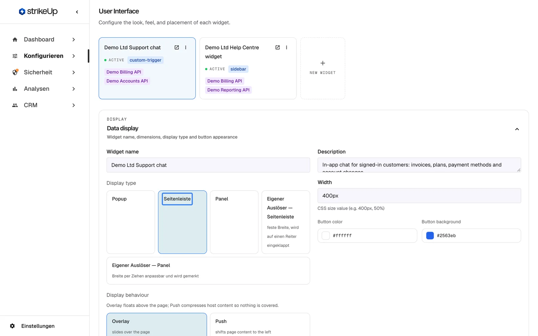 Der Abschnitt Data display der Seite User Interface für das Widget "Demo Ltd Support chat"; Überschriften und Felder sind auf Englisch. Unter Display type stehen die Optionen "Popup", die hervorgehobene und ausgewählte "Seitenleiste", "Panel", "Eigener Auslöser — Seitenleiste" (feste Breite, wird auf einen Reiter eingeklappt) und "Eigener Auslöser — Panel" (Breite per Ziehen anpassbar und wird gemerkt). Darunter bietet Display behaviour "Overlay" (ausgewählt) und "Push". Rechts stehen Width "400px", Button color und Button background.