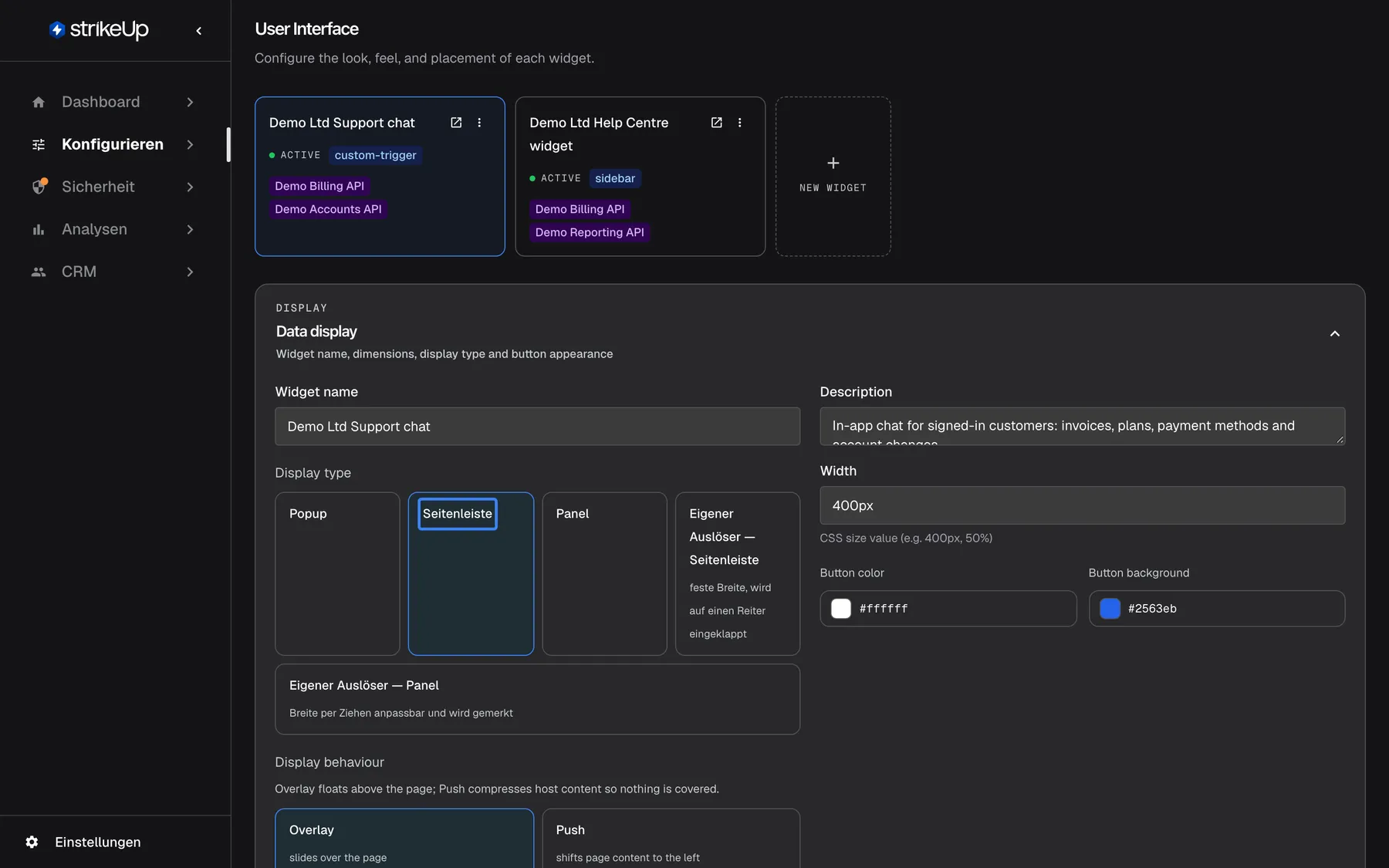 Der Abschnitt Data display der Seite User Interface für das Widget "Demo Ltd Support chat"; Überschriften und Felder sind auf Englisch. Unter Display type stehen die Optionen "Popup", die hervorgehobene und ausgewählte "Seitenleiste", "Panel", "Eigener Auslöser — Seitenleiste" (feste Breite, wird auf einen Reiter eingeklappt) und "Eigener Auslöser — Panel" (Breite per Ziehen anpassbar und wird gemerkt). Darunter bietet Display behaviour "Overlay" (ausgewählt) und "Push". Rechts stehen Width "400px", Button color und Button background.