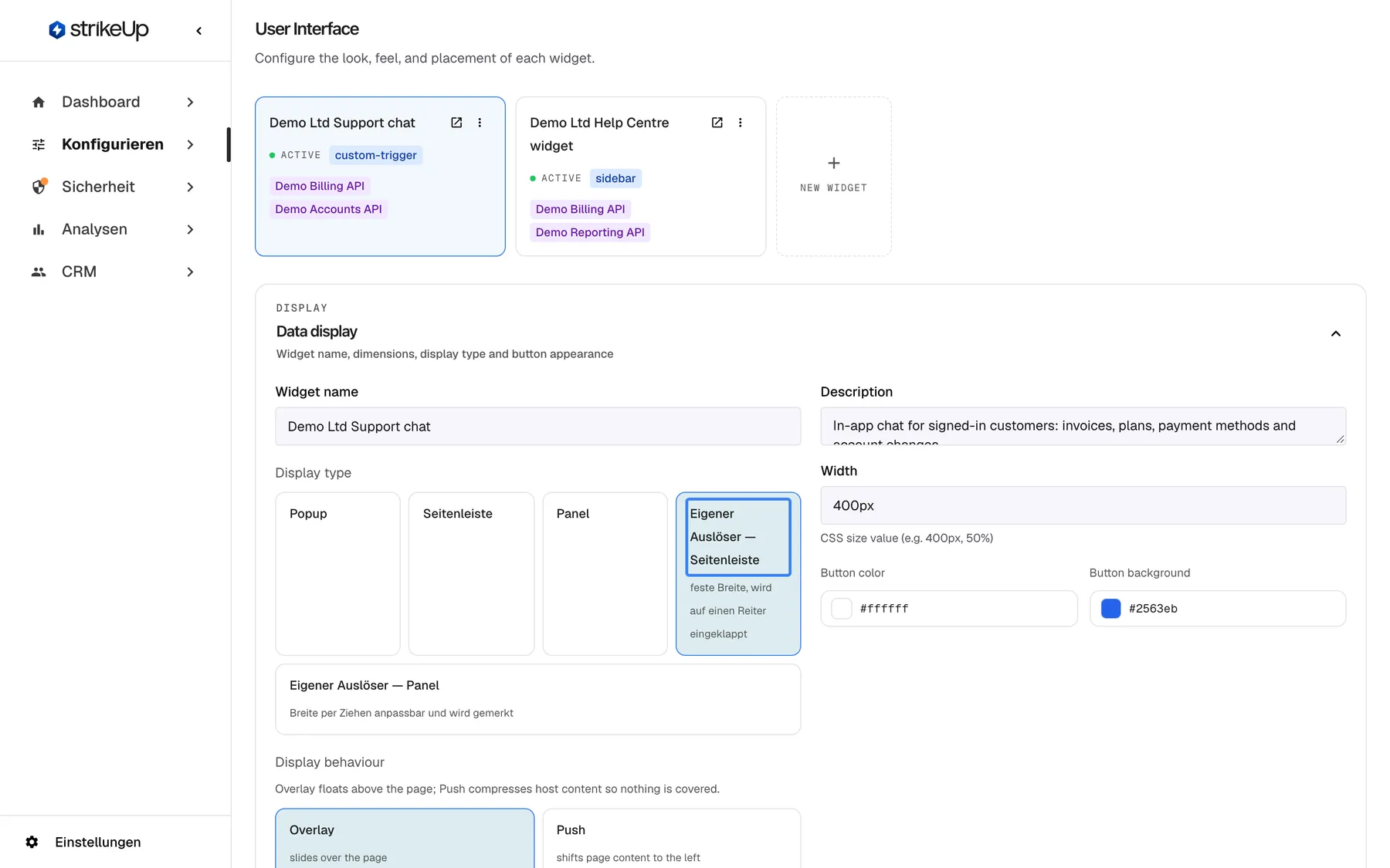 Die Seite User Interface unter Konfigurieren mit ausgewählter Widget-Karte "Demo Ltd Support chat". Überschrift und Abschnitt Data display erscheinen auf Englisch: Widget name "Demo Ltd Support chat", die Beschreibung, Width "400px", Button color "#ffffff" und Button background "#2563eb". Unter Display type stehen die übersetzten Optionen "Popup", "Seitenleiste", "Panel", das ausgewählte und hervorgehobene "Eigener Auslöser — Seitenleiste" (feste Breite, wird auf einen Reiter eingeklappt) und "Eigener Auslöser — Panel". Darunter bietet Display behaviour "Overlay" (ausgewählt) und "Push". Der Anzeigetyp bestimmt, wie das Widget auf Ihrer Website erscheint.