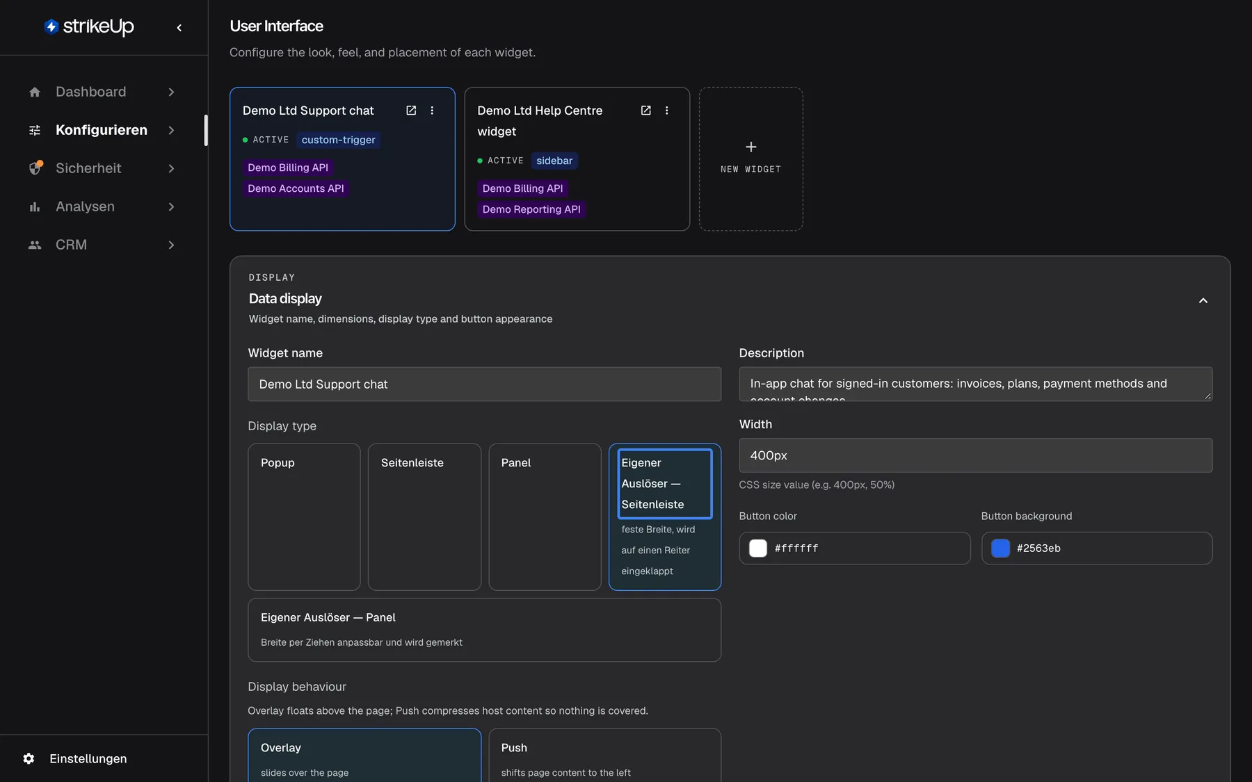 Die Seite User Interface unter Konfigurieren mit ausgewählter Widget-Karte "Demo Ltd Support chat". Überschrift und Abschnitt Data display erscheinen auf Englisch: Widget name "Demo Ltd Support chat", die Beschreibung, Width "400px", Button color "#ffffff" und Button background "#2563eb". Unter Display type stehen die übersetzten Optionen "Popup", "Seitenleiste", "Panel", das ausgewählte und hervorgehobene "Eigener Auslöser — Seitenleiste" (feste Breite, wird auf einen Reiter eingeklappt) und "Eigener Auslöser — Panel". Darunter bietet Display behaviour "Overlay" (ausgewählt) und "Push". Der Anzeigetyp bestimmt, wie das Widget auf Ihrer Website erscheint.