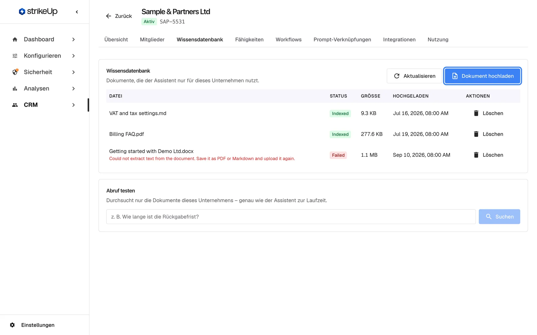 Die Registerkarte „Wissensdatenbank“ des Kundenunternehmens „Sample & Partners Ltd“ mit dem Untertitel „Dokumente, die der Assistent nur für dieses Unternehmen nutzt.“ Drei Dokumente stehen mit Datei, Status, Größe, Hochgeladen und der Aktion „Löschen“ in der Liste: „VAT and tax settings.md“ (Indexed, 9.3 KB), „Billing FAQ.pdf“ (Indexed) und „Getting started with Demo Ltd.docx“ (Failed); die Statuswerte erscheinen auch auf Deutsch englisch. Oben rechts ist „Dokument hochladen“ hervorgehoben. Darunter liegt die Karte „Abruf testen“ mit leerem Suchfeld.