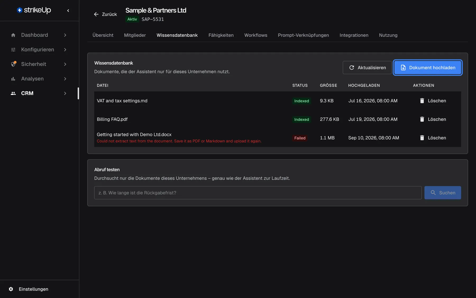 Die Registerkarte „Wissensdatenbank“ des Kundenunternehmens „Sample & Partners Ltd“ mit dem Untertitel „Dokumente, die der Assistent nur für dieses Unternehmen nutzt.“ Drei Dokumente stehen mit Datei, Status, Größe, Hochgeladen und der Aktion „Löschen“ in der Liste: „VAT and tax settings.md“ (Indexed, 9.3 KB), „Billing FAQ.pdf“ (Indexed) und „Getting started with Demo Ltd.docx“ (Failed); die Statuswerte erscheinen auch auf Deutsch englisch. Oben rechts ist „Dokument hochladen“ hervorgehoben. Darunter liegt die Karte „Abruf testen“ mit leerem Suchfeld.