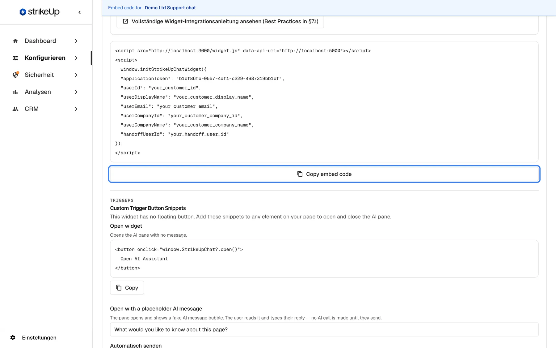 Der Einbettungscode des Widgets "Demo Ltd Support chat" auf der Seite Embed. Der Codeblock enthält ein Script-Tag, das widget.js mit dem Attribut data-api-url lädt, und danach den Aufruf window.initStrikeUpChatWidget mit "applicationToken": "b1bf86fb-0567-4df1-c229-4987319bb1bf" sowie Platzhaltern für "userId", "userDisplayName", "userEmail", "userCompanyId", "userCompanyName" und "handoffUserId". Unter dem Block kopiert die hervorgehobene, englisch beschriftete Schaltfläche "Copy embed code" das ganze Snippet. Darunter beginnen die "Custom Trigger Button Snippets" mit "Open widget".