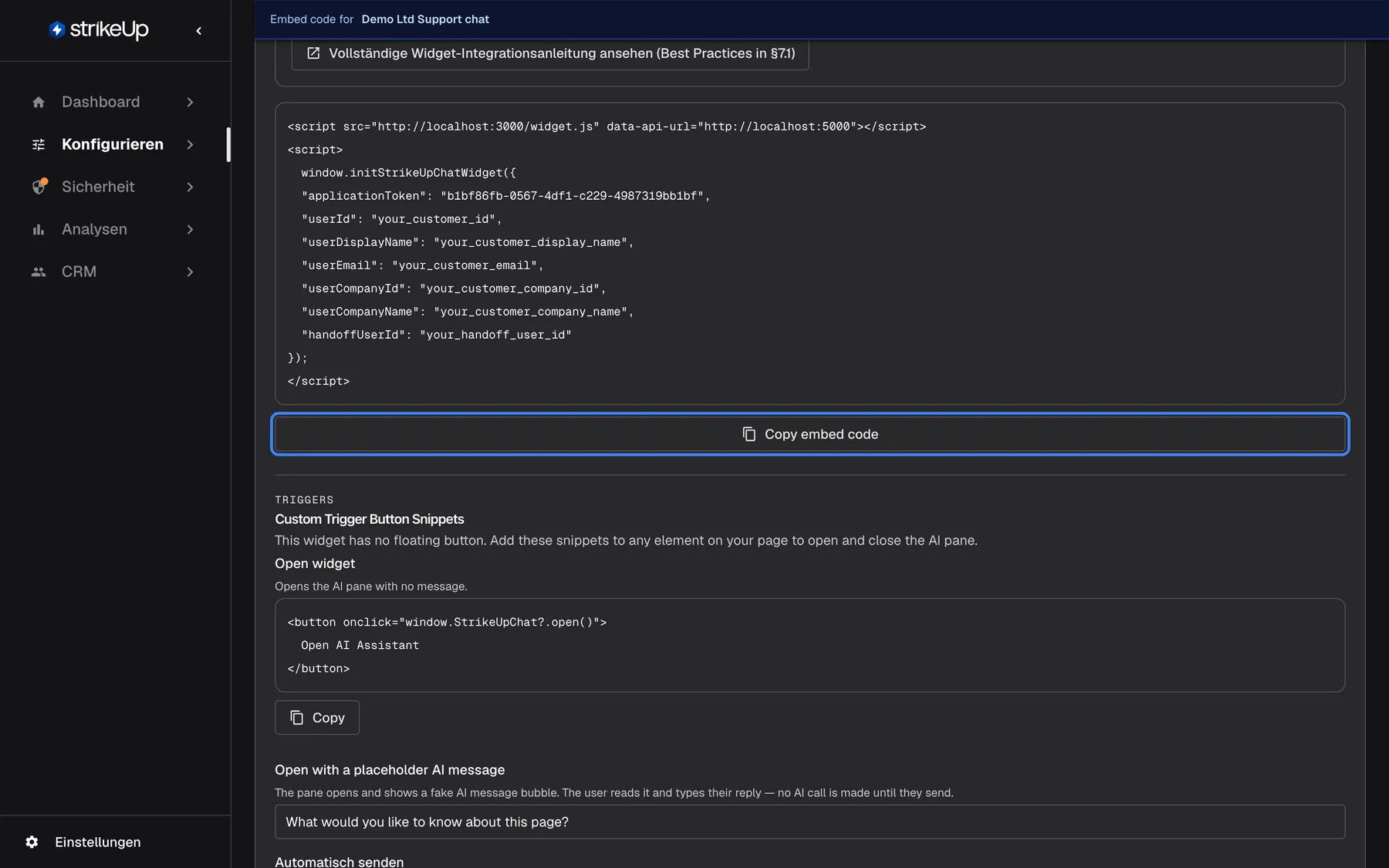 Der Einbettungscode des Widgets "Demo Ltd Support chat" auf der Seite Embed. Der Codeblock enthält ein Script-Tag, das widget.js mit dem Attribut data-api-url lädt, und danach den Aufruf window.initStrikeUpChatWidget mit "applicationToken": "b1bf86fb-0567-4df1-c229-4987319bb1bf" sowie Platzhaltern für "userId", "userDisplayName", "userEmail", "userCompanyId", "userCompanyName" und "handoffUserId". Unter dem Block kopiert die hervorgehobene, englisch beschriftete Schaltfläche "Copy embed code" das ganze Snippet. Darunter beginnen die "Custom Trigger Button Snippets" mit "Open widget".