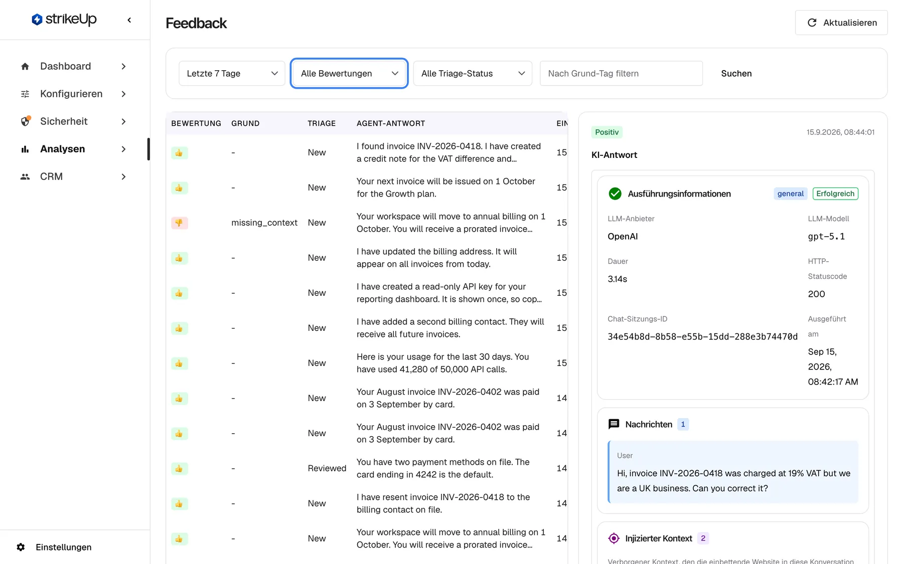 Die Seite „Feedback“ unter „Analysen“. Die Filterleiste enthält „Letzte 7 Tage“, den hervorgehobenen Bewertungsfilter auf „Alle Bewertungen“, „Alle Triage-Status“, das Feld „Nach Grund-Tag filtern“ und „Suchen“. Die Liste zeigt Daumen hoch und Daumen runter mit Grund, Triage-Status und der bewerteten, englischen Agentenantwort, etwa „I found invoice INV-2026-0418 …“ (Daumen hoch) und einen Daumen runter mit dem Grund missing_context; Grund-Tags und Status erscheinen als englische Rohwerte. Die erste Zeile ist ausgewählt; rechts zeigt das Detailfeld „Positiv“ und darunter unter „KI-Antwort“ die zugehörige KI-Aktion.