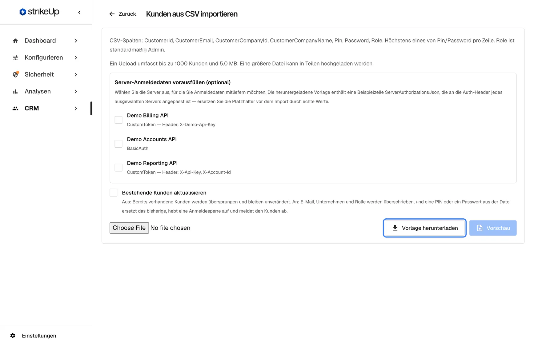 Die Seite „Kunden aus CSV importieren“, erreichbar über die Kundenliste. Die Einleitung nennt die CSV-Spalten CustomerId, CustomerEmail, CustomerCompanyId, CustomerCompanyName, Pin, Password und Role, erlaubt pro Zeile höchstens Pin oder Password und nennt Admin als Standardrolle. Das Feld „Server-Anmeldedaten vorausfüllen (optional)“ listet drei Toolkits mit Kontrollkästchen. Eine Zeile nennt bis zu 1000 Kunden und 5.0 MB pro Upload, und „Bestehende Kunden aktualisieren“ ist nicht angehakt. Darunter folgen die Dateiauswahl, die hervorgehobene Schaltfläche „Vorlage herunterladen“ und die noch deaktivierte Schaltfläche „Vorschau“.