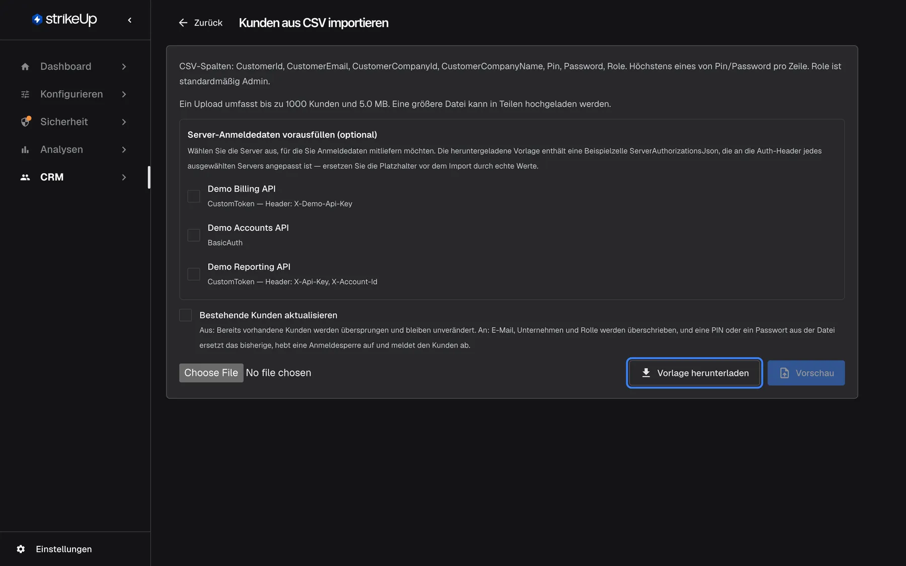 Die Seite „Kunden aus CSV importieren“, erreichbar über die Kundenliste. Die Einleitung nennt die CSV-Spalten CustomerId, CustomerEmail, CustomerCompanyId, CustomerCompanyName, Pin, Password und Role, erlaubt pro Zeile höchstens Pin oder Password und nennt Admin als Standardrolle. Das Feld „Server-Anmeldedaten vorausfüllen (optional)“ listet drei Toolkits mit Kontrollkästchen. Eine Zeile nennt bis zu 1000 Kunden und 5.0 MB pro Upload, und „Bestehende Kunden aktualisieren“ ist nicht angehakt. Darunter folgen die Dateiauswahl, die hervorgehobene Schaltfläche „Vorlage herunterladen“ und die noch deaktivierte Schaltfläche „Vorschau“.