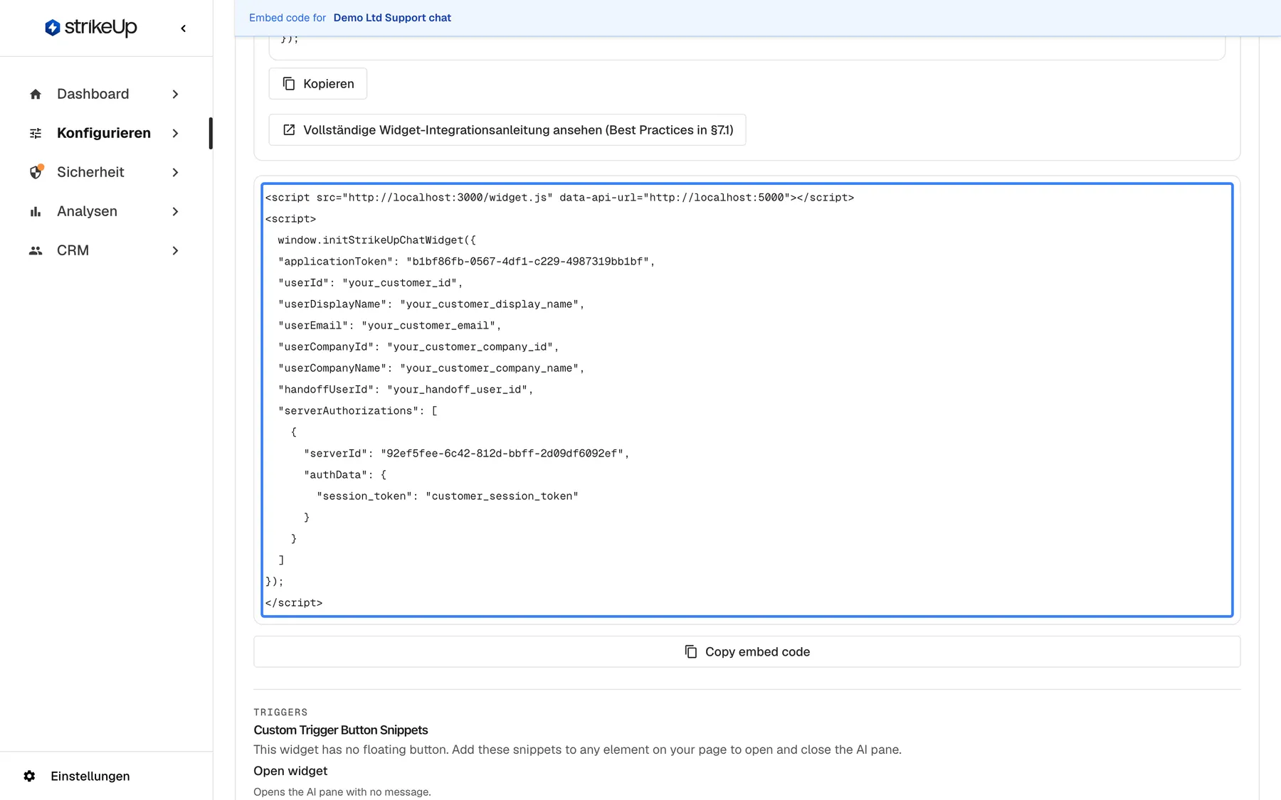 Der Einbettungscode auf der Seite Embed, nachdem unter Inject Authorization "Demo Billing API" eingeschaltet wurde, das Snippet so, wie es die Seite Embed zeigt. Der hervorgehobene Codeblock lädt widget.js mit data-api-url und ruft window.initStrikeUpChatWidget mit "applicationToken", den Platzhaltern your_… für die Nutzerfelder und einem neuen Array "serverAuthorizations" auf: ein Eintrag mit der "serverId" des Toolkits und einem Objekt "authData" mit Beispielwerten, die Sie durch die Zugangsdaten dieses Nutzers ersetzen. Darunter folgen "Copy embed code" und der Anfang der Custom Trigger Button Snippets.