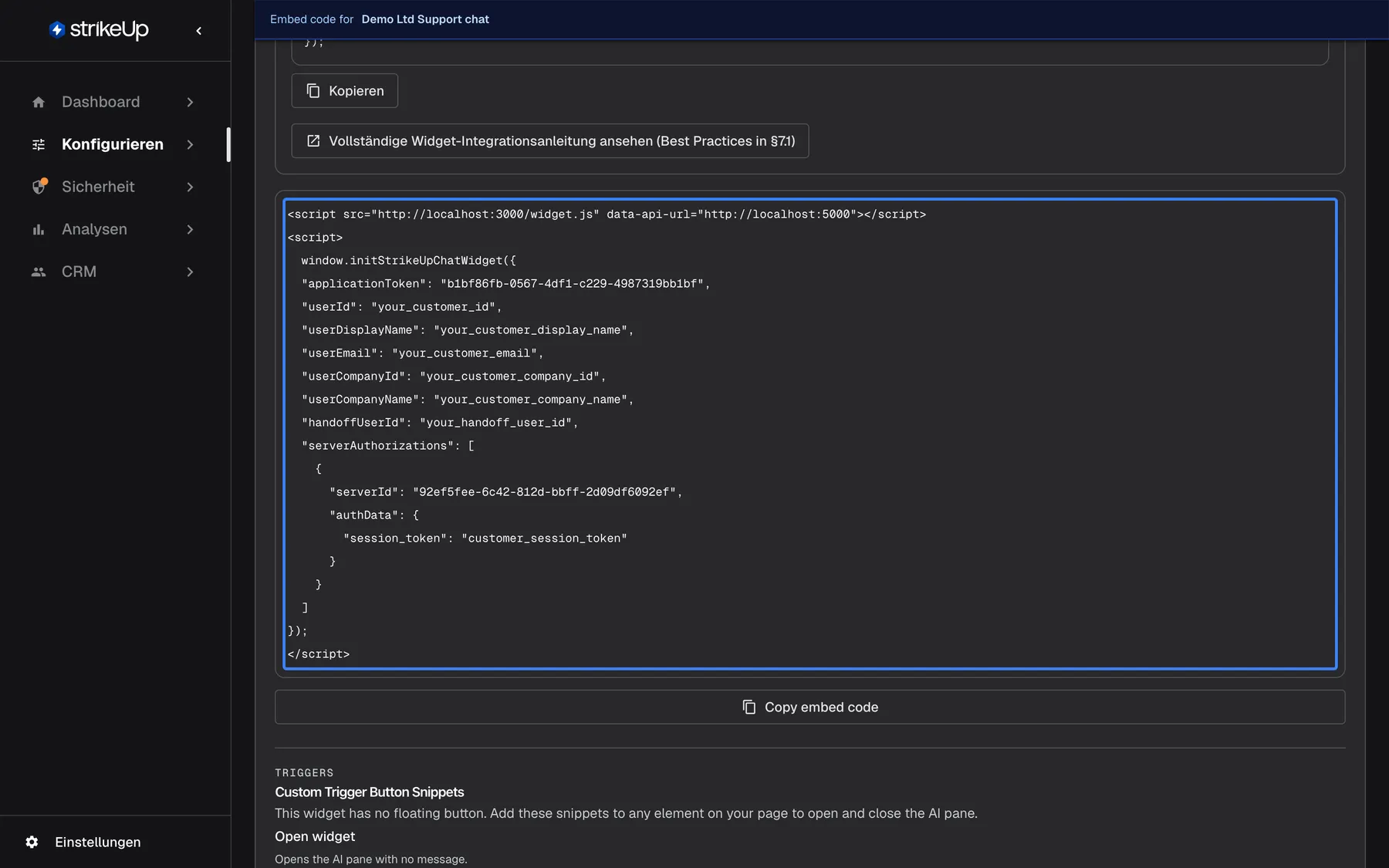 Der Einbettungscode auf der Seite Embed, nachdem unter Inject Authorization "Demo Billing API" eingeschaltet wurde, das Snippet so, wie es die Seite Embed zeigt. Der hervorgehobene Codeblock lädt widget.js mit data-api-url und ruft window.initStrikeUpChatWidget mit "applicationToken", den Platzhaltern your_… für die Nutzerfelder und einem neuen Array "serverAuthorizations" auf: ein Eintrag mit der "serverId" des Toolkits und einem Objekt "authData" mit Beispielwerten, die Sie durch die Zugangsdaten dieses Nutzers ersetzen. Darunter folgen "Copy embed code" und der Anfang der Custom Trigger Button Snippets.
