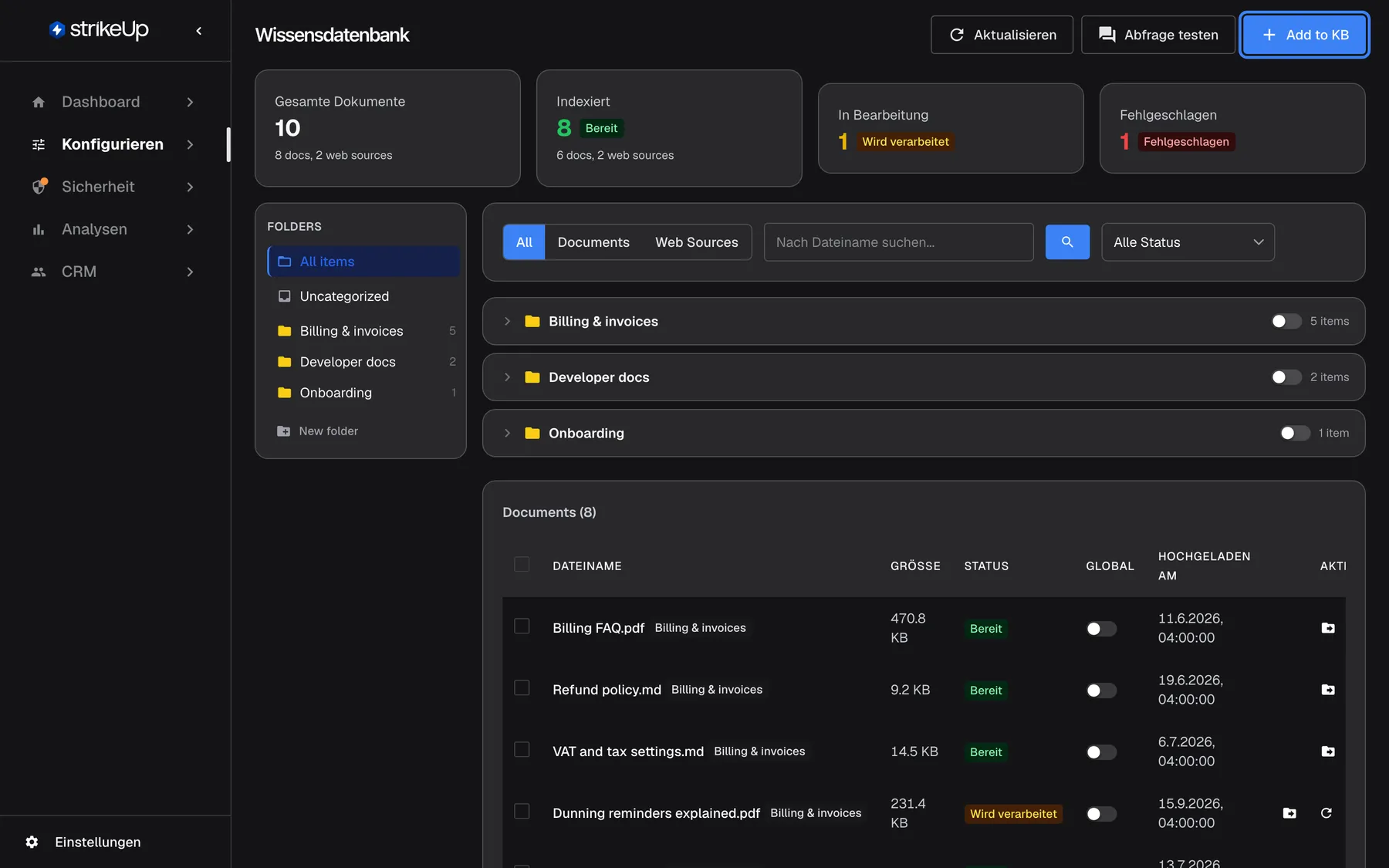 Die Seite Wissensdatenbank in StrikeUp; viele Beschriftungen erscheinen auf Englisch. Vier Karten oben zählen Gesamte Dokumente 10 (8 docs, 2 web sources), Indexiert 8 („Bereit“), In Bearbeitung 1 und Fehlgeschlagen 1. Links listet der Ordnerbereich All items, Uncategorized, „Billing & invoices“ (5), „Developer docs“ (2), „Onboarding“ (1) und New folder. Rechts folgen die Filter, eine Dateinamensuche und ein Statusfilter, die Ordnergruppen und der Anfang der Dokumenttabelle. Oben rechts ist die blaue Schaltfläche „Add to KB“ neben „Abfrage testen“ und „Aktualisieren“ hervorgehoben.