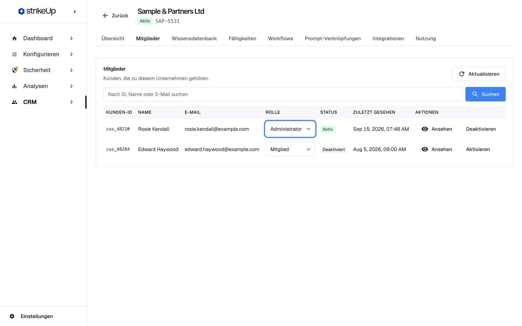 Die Registerkarte „Mitglieder“ des Kundenunternehmens „Sample & Partners Ltd“ mit dem Untertitel „Kunden, die zu diesem Unternehmen gehören.“, dem Suchfeld „Nach ID, Name oder E-Mail suchen“ und „Aktualisieren“. Die Tabelle zeigt Rosie Kendall (cus_48210, Aktiv, zuletzt gesehen Sep 15, 2026) und Edward Haywood (cus_48284, Mitglied, Deaktiviert). Die Rollenauswahl in der Zeile von Rosie Kendall mit dem Wert „Administrator“ ist hervorgehoben; eine andere Rolle wird sofort gespeichert.