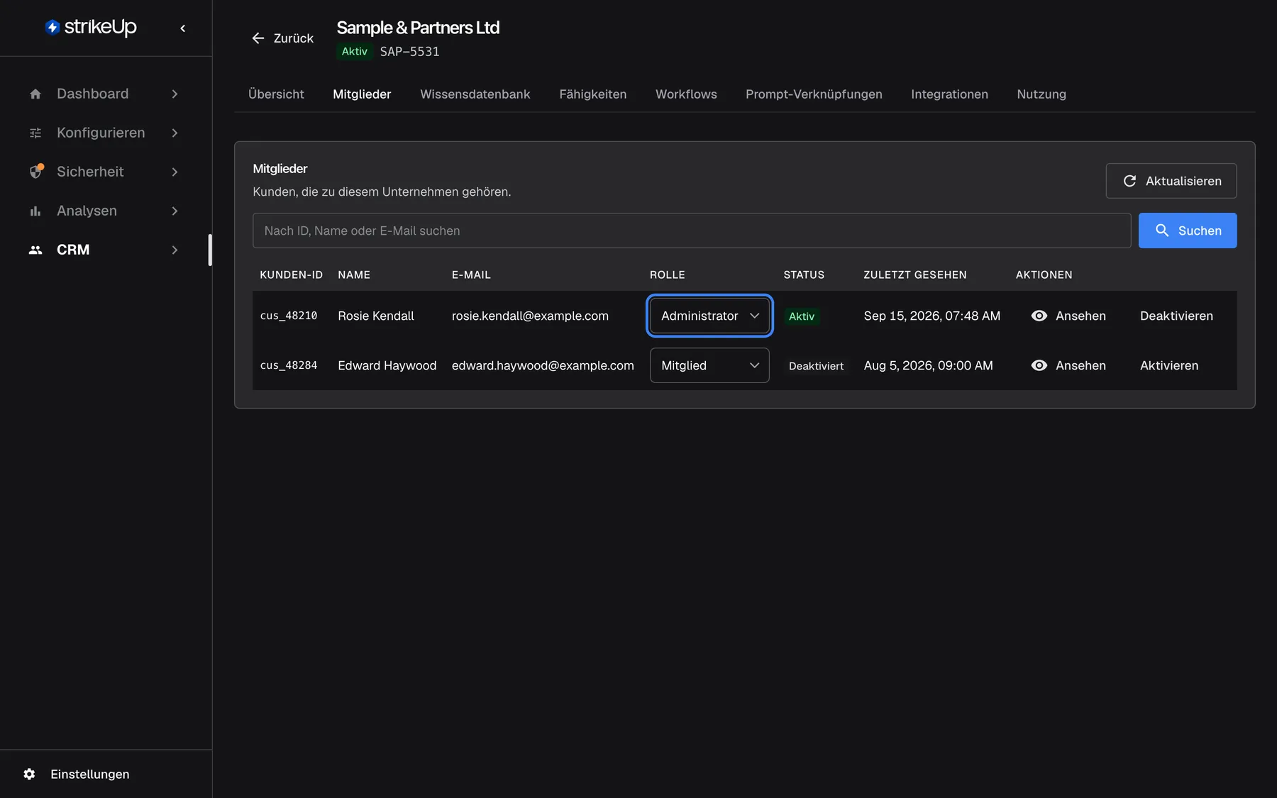 Die Registerkarte „Mitglieder“ des Kundenunternehmens „Sample & Partners Ltd“ mit dem Untertitel „Kunden, die zu diesem Unternehmen gehören.“, dem Suchfeld „Nach ID, Name oder E-Mail suchen“ und „Aktualisieren“. Die Tabelle zeigt Rosie Kendall (cus_48210, Aktiv, zuletzt gesehen Sep 15, 2026) und Edward Haywood (cus_48284, Mitglied, Deaktiviert). Die Rollenauswahl in der Zeile von Rosie Kendall mit dem Wert „Administrator“ ist hervorgehoben; eine andere Rolle wird sofort gespeichert.
