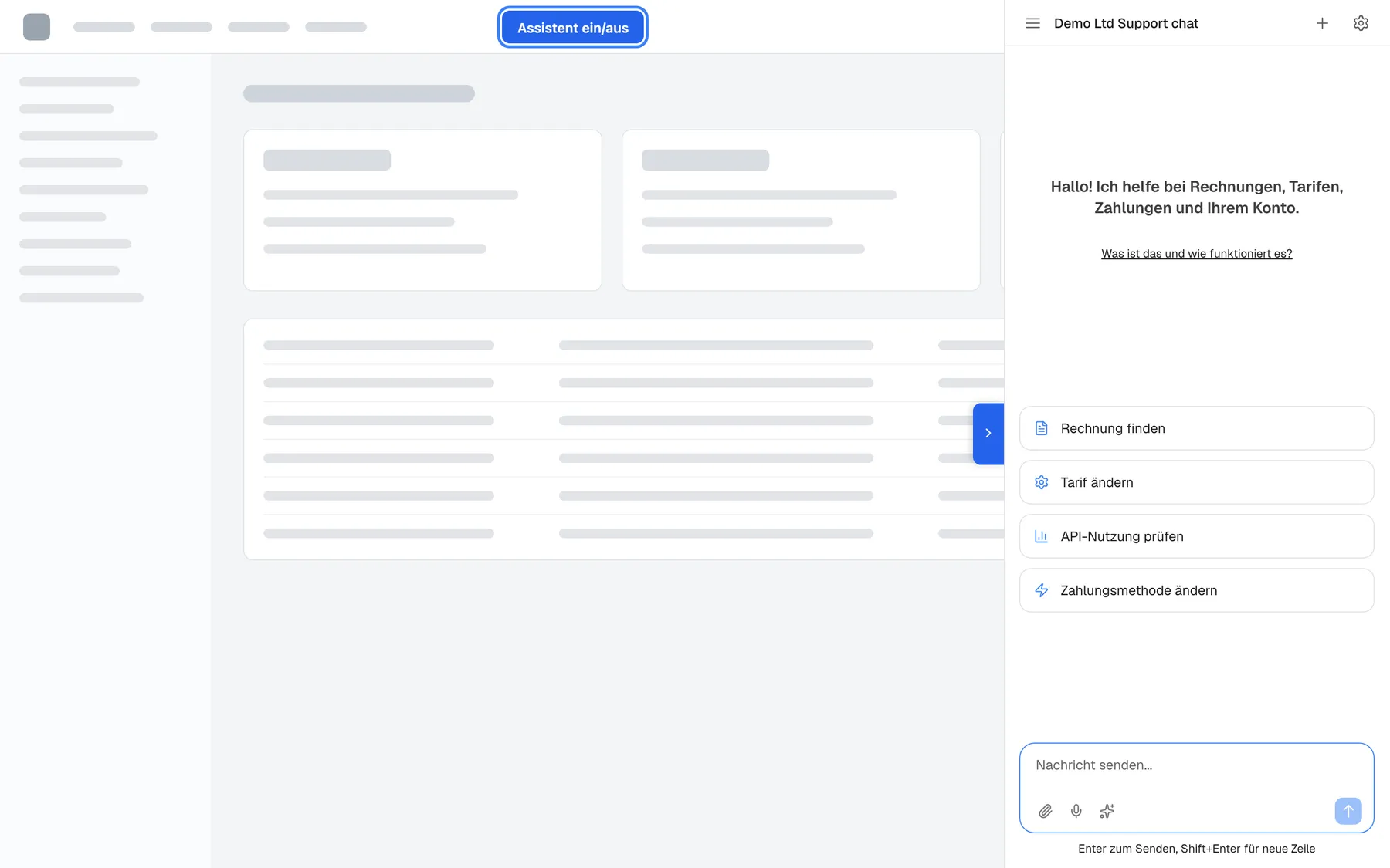 Eine neutrale Beispiel-Web-App, in deren eigener Kopfzeile die hervorgehobene blaue Schaltfläche "Assistent ein/aus" sitzt. Ihr Klick-Handler prüft window.StrikeUpChat.isOpen() und ruft open() oder close() auf. Sie hat gerade das Widget, eingestellt auf Eigener Auslöser — Panel, als Bereich in voller Höhe rechts geöffnet, Titel "Demo Ltd Support chat", mit Willkommenstext, den Schnellstart-Karten "Rechnung finden", "Tarif ändern", "API-Nutzung prüfen" und "Zahlungsmethode ändern" und dem Eingabefeld. Am linken Rand des Bereichs sitzt ein Reiter zum Einklappen.