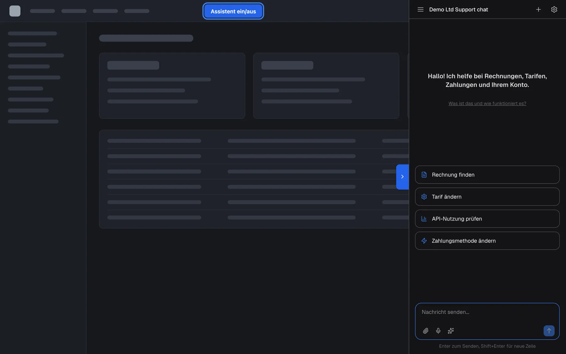 Eine neutrale Beispiel-Web-App, in deren eigener Kopfzeile die hervorgehobene blaue Schaltfläche "Assistent ein/aus" sitzt. Ihr Klick-Handler prüft window.StrikeUpChat.isOpen() und ruft open() oder close() auf. Sie hat gerade das Widget, eingestellt auf Eigener Auslöser — Panel, als Bereich in voller Höhe rechts geöffnet, Titel "Demo Ltd Support chat", mit Willkommenstext, den Schnellstart-Karten "Rechnung finden", "Tarif ändern", "API-Nutzung prüfen" und "Zahlungsmethode ändern" und dem Eingabefeld. Am linken Rand des Bereichs sitzt ein Reiter zum Einklappen.