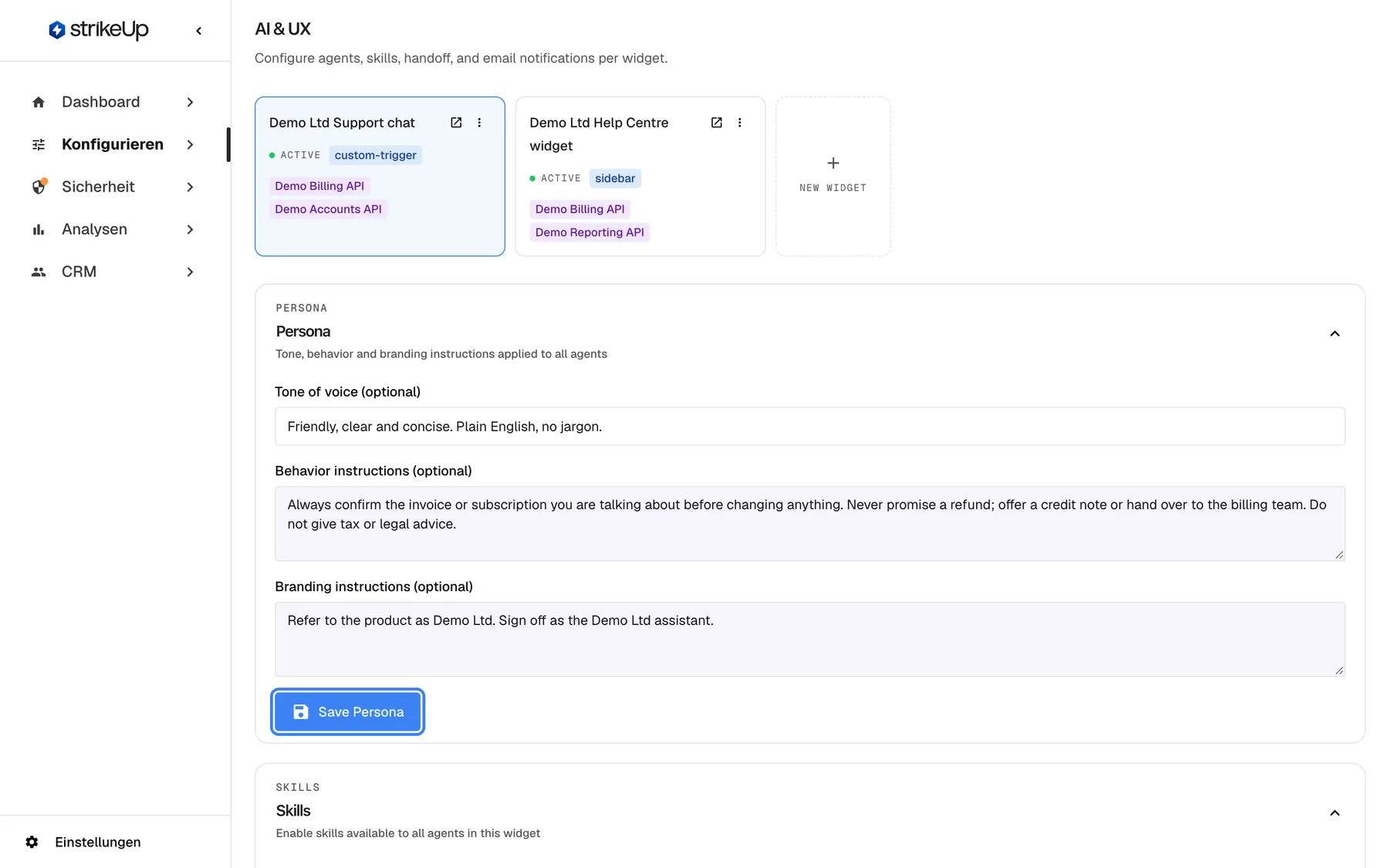 Schritt 4, die Seite „KI & UX“ mit dem ausgewählten Widget „Demo Ltd Support chat“. Der Bereich Persona zeigt die Tonalität „Friendly, clear and concise. Plain English, no jargon.“, Verhaltensanweisungen zum Prüfen von Rechnungen und dazu, keine Erstattungen zu versprechen, sowie die Markenanweisung „Refer to the product as Demo Ltd. Sign off as the Demo Ltd assistant.“. Die Bereichstexte sind auch in der deutschen Oberfläche englisch. Hervorgehoben ist die blaue Schaltfläche „Save Persona“. Darunter listet der Bereich Skills Schalter wie „Invoice disputes“ und „Plan changes“.