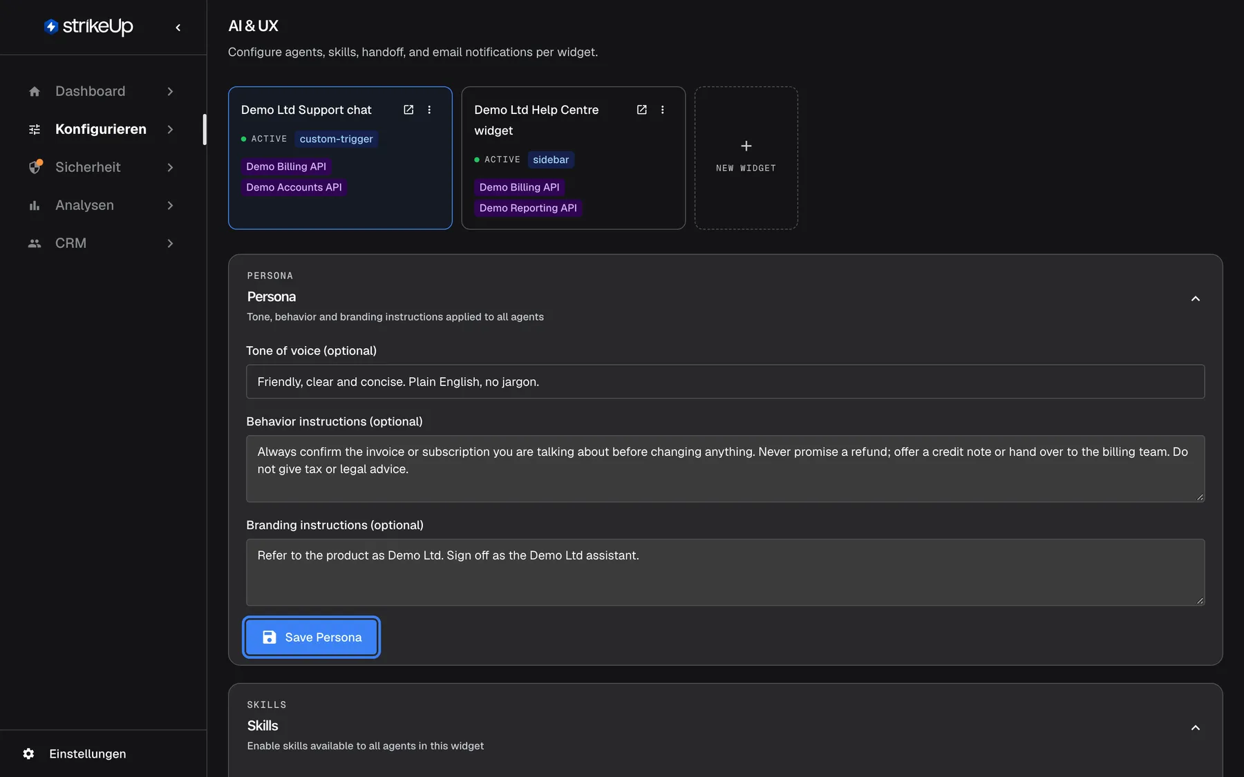 Schritt 4, die Seite „KI & UX“ mit dem ausgewählten Widget „Demo Ltd Support chat“. Der Bereich Persona zeigt die Tonalität „Friendly, clear and concise. Plain English, no jargon.“, Verhaltensanweisungen zum Prüfen von Rechnungen und dazu, keine Erstattungen zu versprechen, sowie die Markenanweisung „Refer to the product as Demo Ltd. Sign off as the Demo Ltd assistant.“. Die Bereichstexte sind auch in der deutschen Oberfläche englisch. Hervorgehoben ist die blaue Schaltfläche „Save Persona“. Darunter listet der Bereich Skills Schalter wie „Invoice disputes“ und „Plan changes“.
