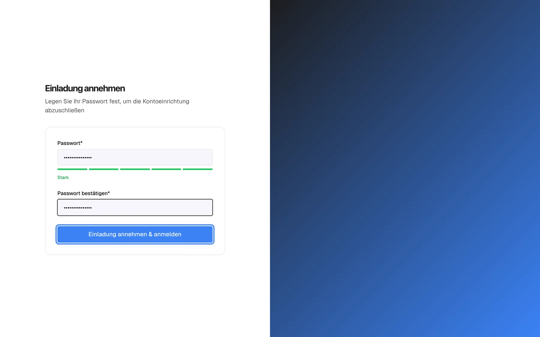 Die Seite „Einladung annehmen“, geöffnet über die Einladungs-E-Mail, mit dem Untertitel „Legen Sie Ihr Passwort fest, um die Kontoeinrichtung abzuschließen“. Die Karte enthält nur zwei Felder, „Passwort*“ und „Passwort bestätigen*“, beide ausgefüllt und als Punkte dargestellt; unter „Passwort*“ sind alle fünf Segmente der Stärkeanzeige grün, daneben steht „Stark“. Ein E-Mail-Feld gibt es nicht, denn das Konto verwendet die Adresse, an die die Einladung ging. Hervorgehoben ist die breite blaue Schaltfläche „Einladung annehmen & anmelden“ unten in der Karte; sie legt Ihr Konto an und meldet Sie an.