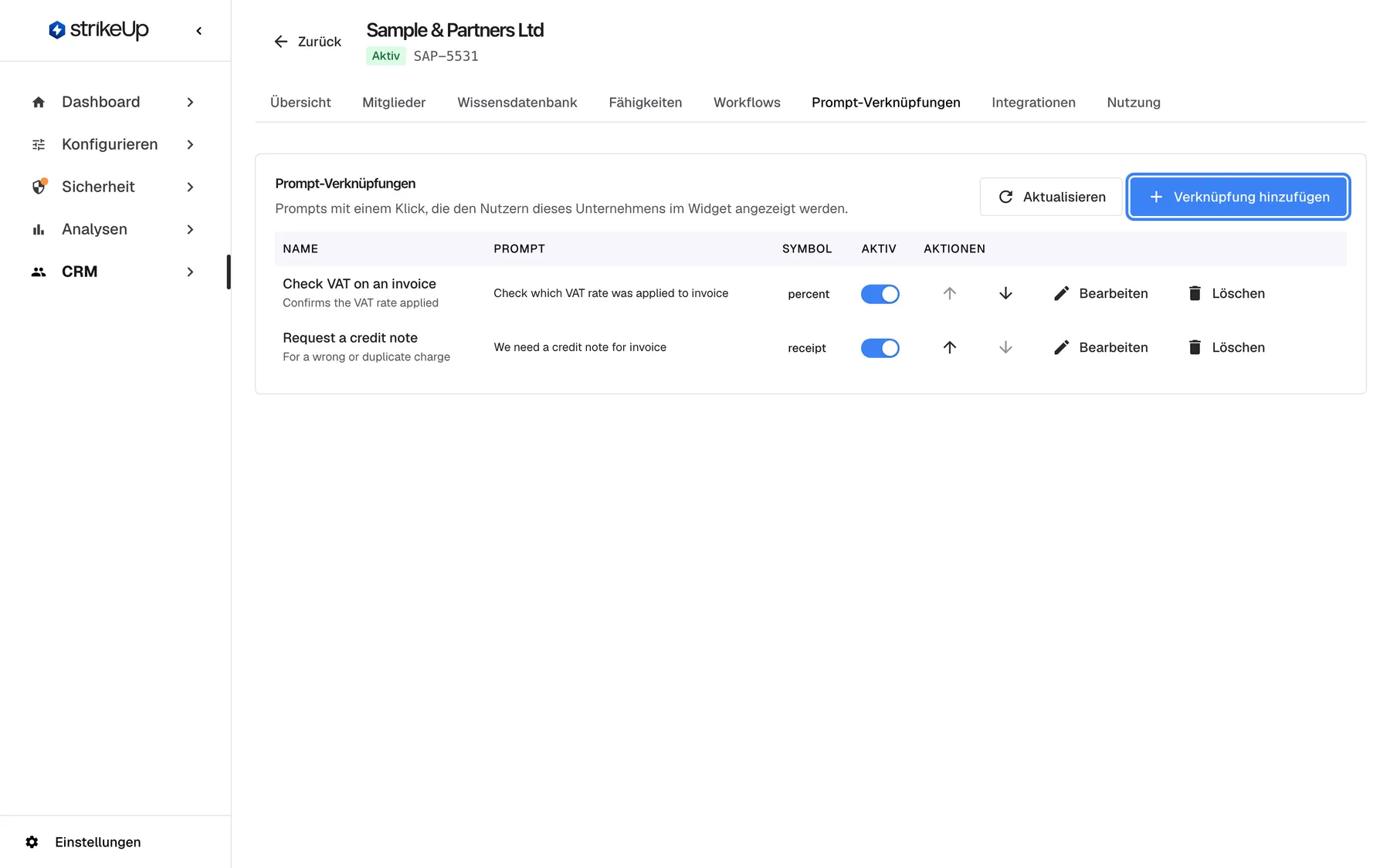 Die Registerkarte „Prompt-Verknüpfungen“ von „Sample & Partners Ltd“ mit dem Untertitel „Prompts mit einem Klick, die den Nutzern dieses Unternehmens im Widget angezeigt werden.“ Zwei Verknüpfungen stehen mit Name, Prompt, Symbol, Aktiv, Pfeilen zum Verschieben, „Bearbeiten“ und „Löschen“ in der Liste: „Check VAT on an invoice“ (Symbol percent) und „Request a credit note“ (Symbol receipt), beide aktiv. Oben rechts ist „Verknüpfung hinzufügen“ hervorgehoben.
