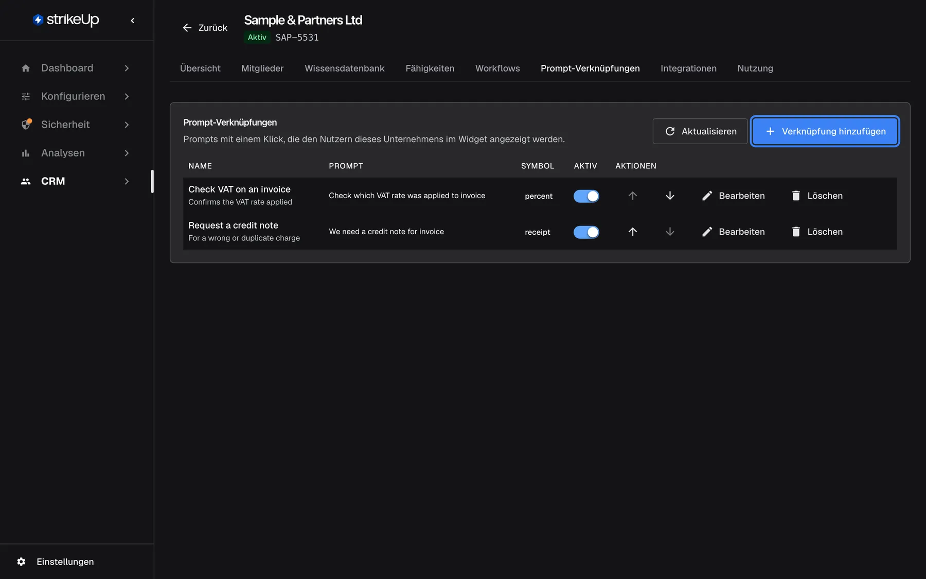 Die Registerkarte „Prompt-Verknüpfungen“ von „Sample & Partners Ltd“ mit dem Untertitel „Prompts mit einem Klick, die den Nutzern dieses Unternehmens im Widget angezeigt werden.“ Zwei Verknüpfungen stehen mit Name, Prompt, Symbol, Aktiv, Pfeilen zum Verschieben, „Bearbeiten“ und „Löschen“ in der Liste: „Check VAT on an invoice“ (Symbol percent) und „Request a credit note“ (Symbol receipt), beide aktiv. Oben rechts ist „Verknüpfung hinzufügen“ hervorgehoben.