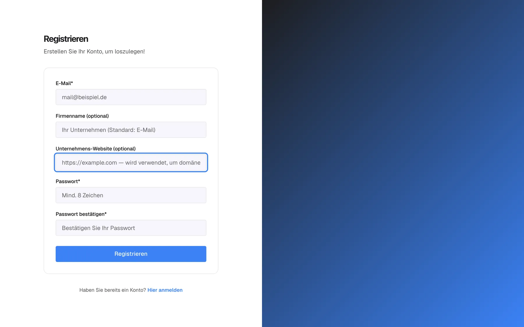 Die StrikeUp-Seite „Registrieren“ direkt nach dem Öffnen mit dem Untertitel „Erstellen Sie Ihr Konto, um loszulegen!“. Die Karte enthält fünf leere Felder: „E-Mail*“ (Platzhalter „mail@beispiel.de“), „Firmenname (optional)“ (Platzhalter „Ihr Unternehmen (Standard: E-Mail)“), „Unternehmens-Website (optional)“, „Passwort*“ (Platzhalter „Mind. 8 Zeichen“) und „Passwort bestätigen*“. Hervorgehoben ist das Feld „Unternehmens-Website (optional)“ mit dem Platzhalter „https://example.com — wird verwendet, um domänenspezifische Guardrails zu generieren“, der im Feld abgeschnitten wird. Die blaue Schaltfläche „Registrieren“ schließt die Karte ab; darunter steht „Haben Sie bereits ein Konto? Hier anmelden“.