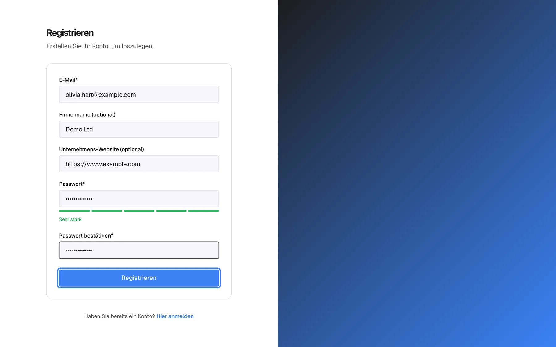 Schritt 1, die StrikeUp-Seite „Registrieren“, ausgefüllt für ein neues Unternehmen: „E-Mail*“ enthält „olivia.hart@example.com“, „Firmenname (optional)“ enthält „Demo Ltd“, „Unternehmens-Website (optional)“ enthält „https://www.example.com“, beide Passwortfelder zeigen Punkte, die Stärkeanzeige steht auf „Sehr stark“. Hervorgehoben ist die blaue Schaltfläche „Registrieren“ unten in der Karte; sie legt das Unternehmen mit Ihnen als Administrator an und meldet Sie an. Unter der Karte: „Haben Sie bereits ein Konto? Hier anmelden“.