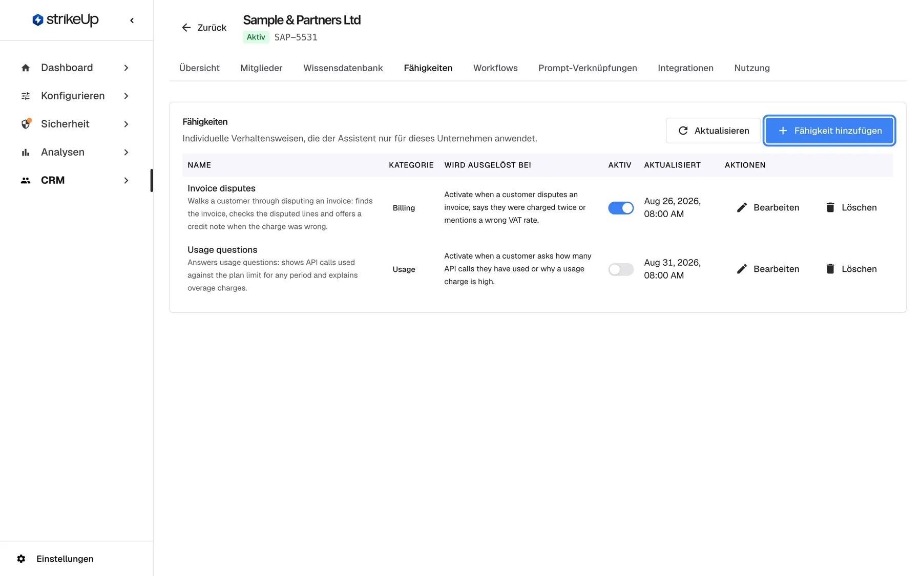Die Registerkarte „Fähigkeiten“ des Kundenunternehmens „Sample & Partners Ltd“ mit dem Untertitel „Individuelle Verhaltensweisen, die der Assistent nur für dieses Unternehmen anwendet.“ Zwei Fähigkeiten stehen mit Name, Kategorie, Auslöser, Aktiv, Aktualisiert sowie „Bearbeiten“ und „Löschen“ in der Liste: „Invoice disputes“ (Billing, aktiv), ausgelöst, wenn ein Kunde eine Rechnung beanstandet oder einen falschen Steuersatz nennt, und „Usage questions“ (Usage, ausgeschaltet). Oben rechts ist „Fähigkeit hinzufügen“ hervorgehoben.