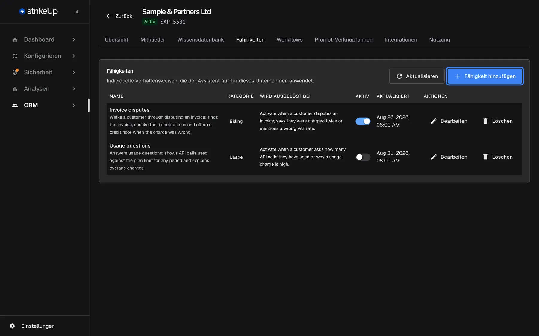 Die Registerkarte „Fähigkeiten“ des Kundenunternehmens „Sample & Partners Ltd“ mit dem Untertitel „Individuelle Verhaltensweisen, die der Assistent nur für dieses Unternehmen anwendet.“ Zwei Fähigkeiten stehen mit Name, Kategorie, Auslöser, Aktiv, Aktualisiert sowie „Bearbeiten“ und „Löschen“ in der Liste: „Invoice disputes“ (Billing, aktiv), ausgelöst, wenn ein Kunde eine Rechnung beanstandet oder einen falschen Steuersatz nennt, und „Usage questions“ (Usage, ausgeschaltet). Oben rechts ist „Fähigkeit hinzufügen“ hervorgehoben.