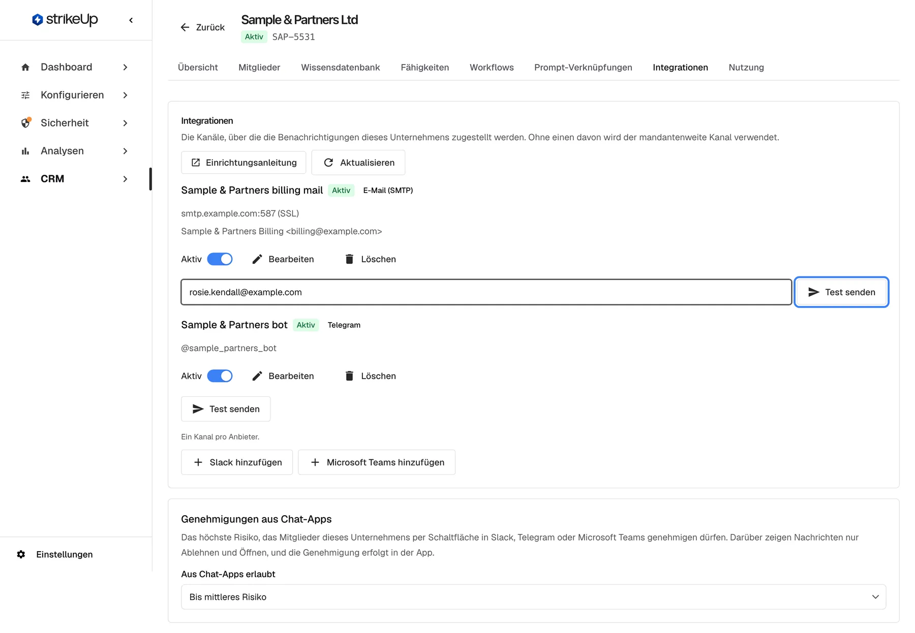 Der Tab Integrationen von "Sample & Partners Ltd": "Die Kanäle, über die die Benachrichtigungen dieses Unternehmens zugestellt werden. Ohne einen davon wird der mandantenweite Kanal verwendet." Zwei Kanäle stehen in der Liste. "Sample & Partners billing mail" (grün "Aktiv", "E-Mail (SMTP)") mit smtp.example.com:587 (SSL) und "Sample & Partners Billing <billing@example.com>", einem Schalter "Aktiv", "Bearbeiten", "Löschen", der Testadresse rosie.kendall@example.com und der hervorgehobenen Schaltfläche "Test senden". "Sample & Partners bot" (Aktiv, "Telegram", @sample_partners_bot) hat ein eigenes "Test senden". Darunter "Ein Kanal pro Anbieter." mit "Slack hinzufügen" und "Microsoft Teams hinzufügen", dann die Karte "Genehmigungen aus Chat-Apps" mit "Bis mittleres Risiko".