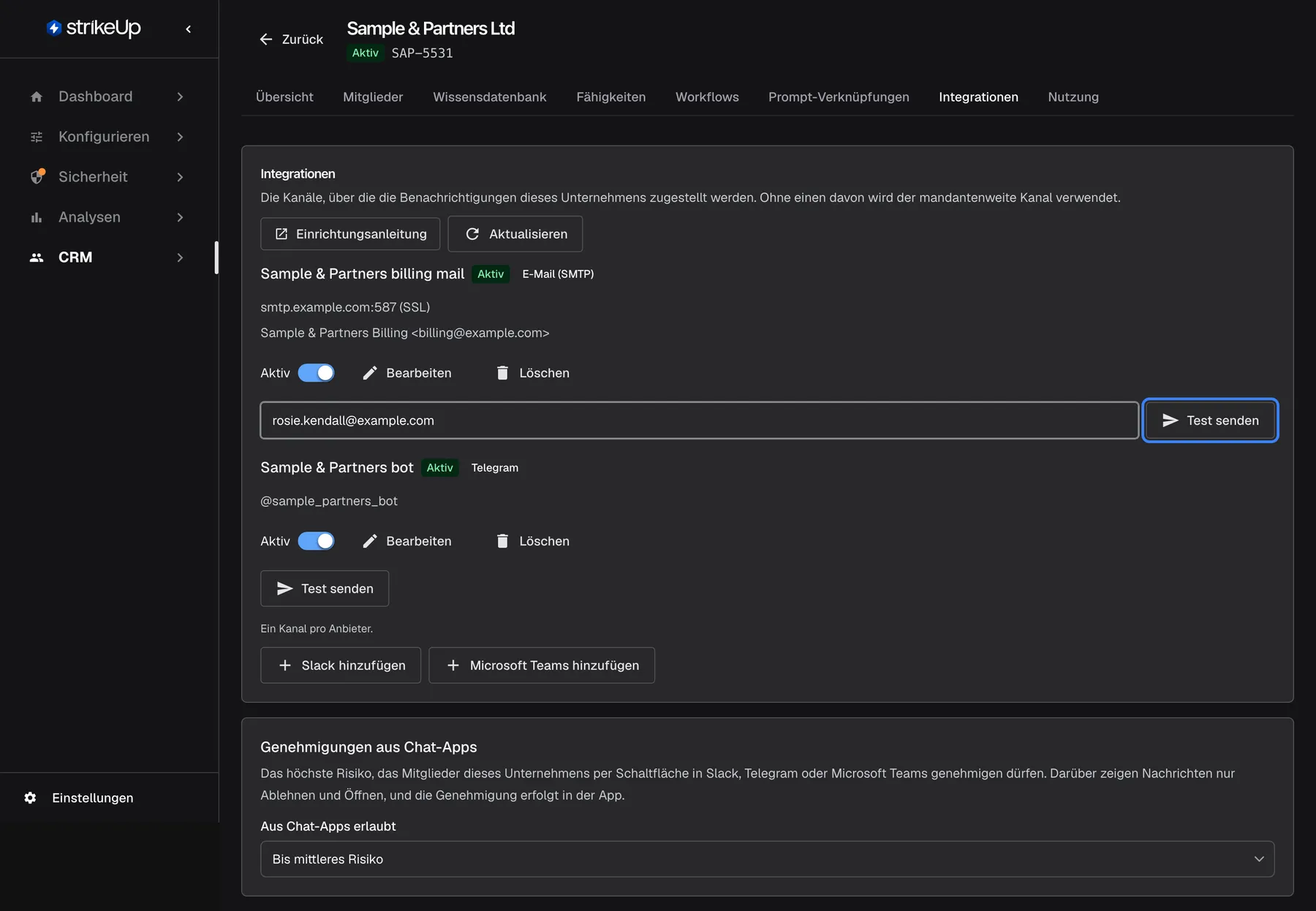 Der Tab Integrationen von "Sample & Partners Ltd": "Die Kanäle, über die die Benachrichtigungen dieses Unternehmens zugestellt werden. Ohne einen davon wird der mandantenweite Kanal verwendet." Zwei Kanäle stehen in der Liste. "Sample & Partners billing mail" (grün "Aktiv", "E-Mail (SMTP)") mit smtp.example.com:587 (SSL) und "Sample & Partners Billing <billing@example.com>", einem Schalter "Aktiv", "Bearbeiten", "Löschen", der Testadresse rosie.kendall@example.com und der hervorgehobenen Schaltfläche "Test senden". "Sample & Partners bot" (Aktiv, "Telegram", @sample_partners_bot) hat ein eigenes "Test senden". Darunter "Ein Kanal pro Anbieter." mit "Slack hinzufügen" und "Microsoft Teams hinzufügen", dann die Karte "Genehmigungen aus Chat-Apps" mit "Bis mittleres Risiko".