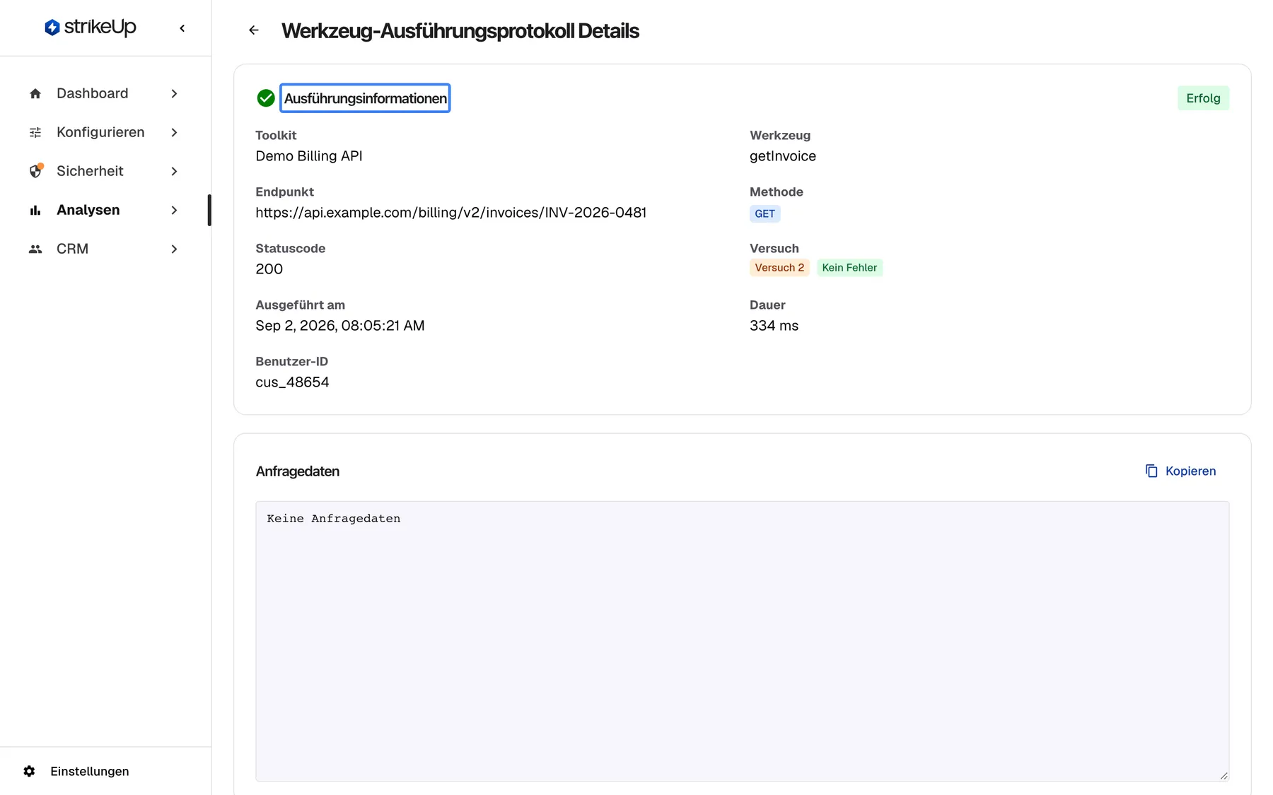 Die Seite „Werkzeug-Ausführungsprotokoll Details“ eines erfolgreichen Tool-Laufs. Die hervorgehobene Karte „Ausführungsinformationen“ zeigt ein Erfolgs-Badge, „Toolkit“ Demo Billing API, „Werkzeug“ getInvoice, den vollständigen „Endpunkt“ https://api.example.com/billing/v2/invoices/INV-2026-0481, „Methode“ GET, „Statuscode“ 200, ein oranges Badge „Versuch“ 2 mit der Fehlerart „Kein Fehler“, den Zeitpunkt im englischen Format, eine Dauer von 334 ms und die Nutzer-ID cus_48654. Darunter folgen „Anfragedaten“ und „Antwortdaten“.