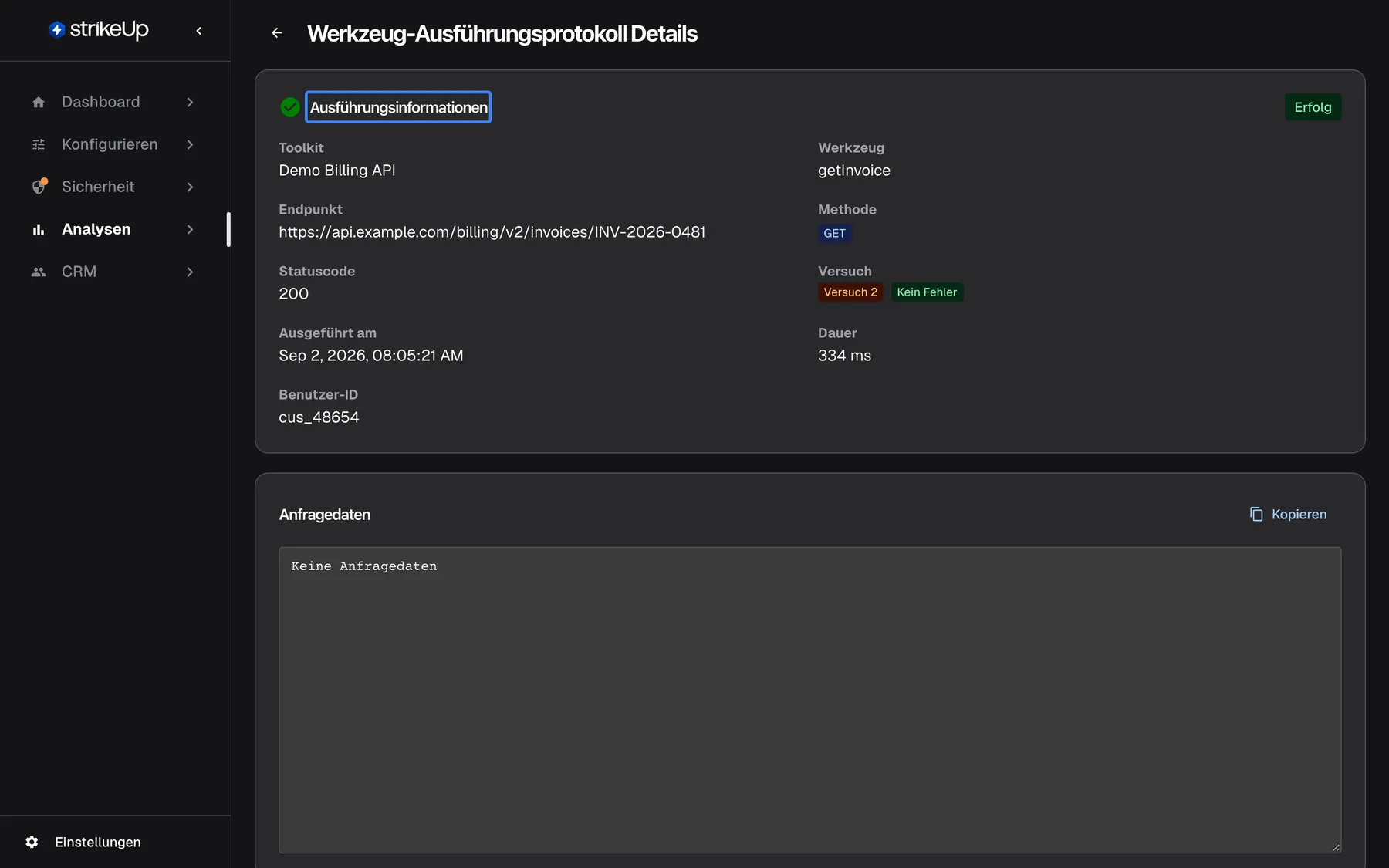 Die Seite „Werkzeug-Ausführungsprotokoll Details“ eines erfolgreichen Tool-Laufs. Die hervorgehobene Karte „Ausführungsinformationen“ zeigt ein Erfolgs-Badge, „Toolkit“ Demo Billing API, „Werkzeug“ getInvoice, den vollständigen „Endpunkt“ https://api.example.com/billing/v2/invoices/INV-2026-0481, „Methode“ GET, „Statuscode“ 200, ein oranges Badge „Versuch“ 2 mit der Fehlerart „Kein Fehler“, den Zeitpunkt im englischen Format, eine Dauer von 334 ms und die Nutzer-ID cus_48654. Darunter folgen „Anfragedaten“ und „Antwortdaten“.
