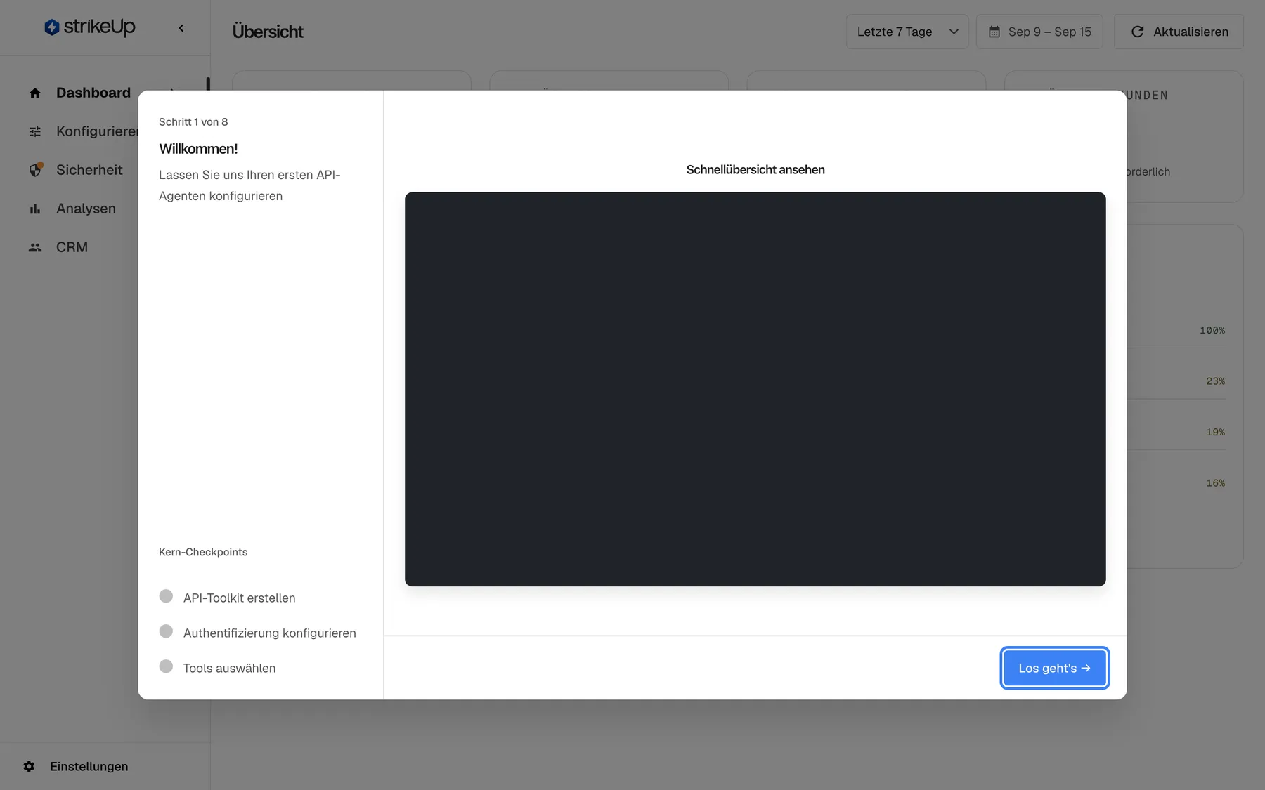 Der Einrichtungsassistent „Willkommen bei StrikeUp“ direkt nach der Registrierung über dem abgedunkelten Dashboard. Links stehen „Schritt 1 von 8“, der Titel „Willkommen!“, der Satz „Lassen Sie uns Ihren ersten API-Agenten konfigurieren“ und unten „Kern-Checkpoints“ mit drei grauen Kreisen: „API-Toolkit erstellen“, „Authentifizierung konfigurieren“ und „Tools auswählen“. Rechts befindet sich „Schnellübersicht ansehen“ mit einem Videobereich (im Screenshot leer). Unten rechts ist die blaue Schaltfläche „Los geht's →“ hervorgehoben; sie öffnet den Schritt API-Spezifikation. Eine Schließen-Schaltfläche gibt es nicht.
