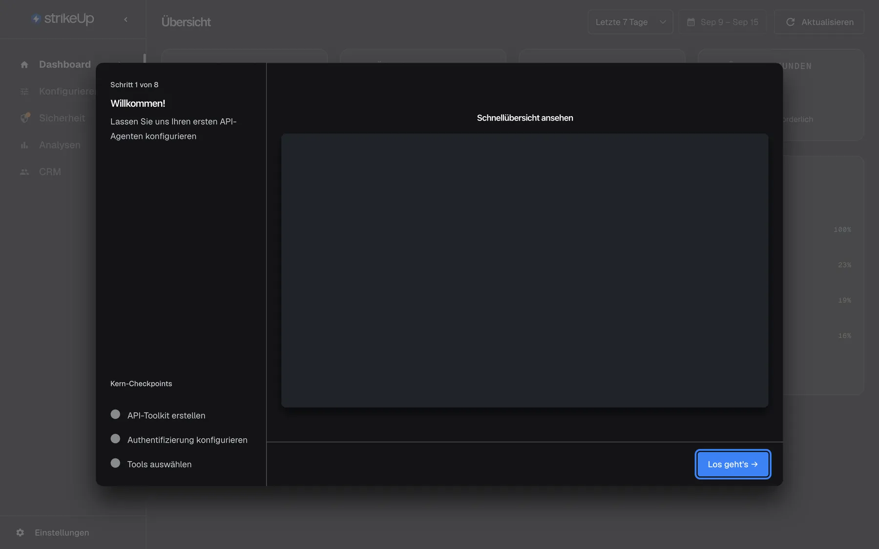 Der Einrichtungsassistent „Willkommen bei StrikeUp“ direkt nach der Registrierung über dem abgedunkelten Dashboard. Links stehen „Schritt 1 von 8“, der Titel „Willkommen!“, der Satz „Lassen Sie uns Ihren ersten API-Agenten konfigurieren“ und unten „Kern-Checkpoints“ mit drei grauen Kreisen: „API-Toolkit erstellen“, „Authentifizierung konfigurieren“ und „Tools auswählen“. Rechts befindet sich „Schnellübersicht ansehen“ mit einem Videobereich (im Screenshot leer). Unten rechts ist die blaue Schaltfläche „Los geht's →“ hervorgehoben; sie öffnet den Schritt API-Spezifikation. Eine Schließen-Schaltfläche gibt es nicht.