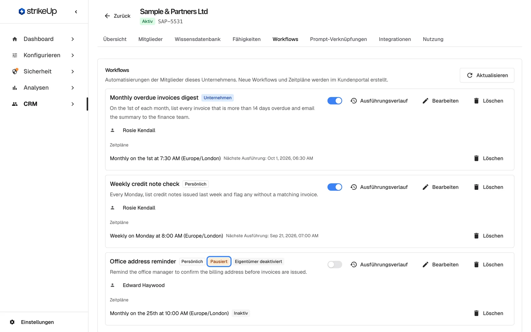 Die Registerkarte „Workflows“ von „Sample & Partners Ltd“ mit dem Hinweis, dass neue Workflows und Zeitpläne im Kundenportal erstellt werden. Drei Workflow-Karten mit Schalter, „Ausführungsverlauf“, „Bearbeiten“ und „Löschen“: „Monthly overdue invoices digest“ (Abzeichen „Unternehmen“) und „Weekly credit note check“ (Abzeichen „Persönlich“) von Rosie Kendall mit Zeitplänen und nächster Ausführung sowie „Office address reminder“ (Persönlich) von Edward Haywood mit den Abzeichen „Pausiert“ (hervorgehoben) und „Eigentümer deaktiviert“; sein Zeitplan ist inaktiv. Die Zeitplantexte sind englisch.