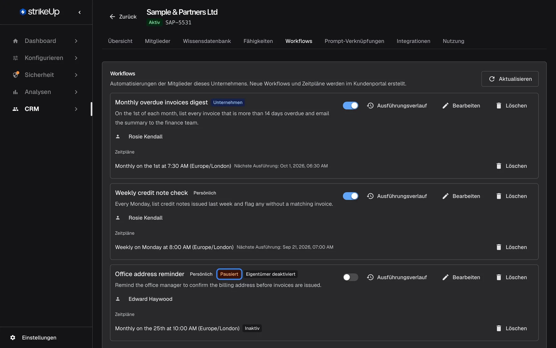 Die Registerkarte „Workflows“ von „Sample & Partners Ltd“ mit dem Hinweis, dass neue Workflows und Zeitpläne im Kundenportal erstellt werden. Drei Workflow-Karten mit Schalter, „Ausführungsverlauf“, „Bearbeiten“ und „Löschen“: „Monthly overdue invoices digest“ (Abzeichen „Unternehmen“) und „Weekly credit note check“ (Abzeichen „Persönlich“) von Rosie Kendall mit Zeitplänen und nächster Ausführung sowie „Office address reminder“ (Persönlich) von Edward Haywood mit den Abzeichen „Pausiert“ (hervorgehoben) und „Eigentümer deaktiviert“; sein Zeitplan ist inaktiv. Die Zeitplantexte sind englisch.