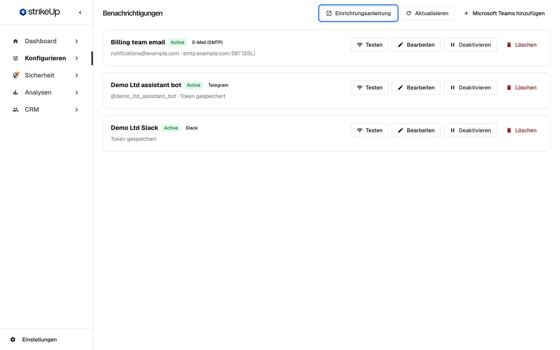 Die Seite Benachrichtigungen unter Konfigurieren mit den drei Kanälen des Workspaces: "Billing team email" (Active, E-Mail (SMTP), notifications@example.com · smtp.example.com:587 (SSL)), "Demo Ltd assistant bot" (Active, Telegram, @demo_ltd_assistant_bot · Token gespeichert) und "Demo Ltd Slack" (Active, Slack, Token gespeichert), jeweils mit "Testen", "Bearbeiten", "Deaktivieren" und "Löschen". Oben rechts stehen der hervorgehobene Link "Einrichtungsanleitung", der die Anleitung für Benachrichtigungskanäle in einem neuen Tab öffnet, "Aktualisieren" und "Microsoft Teams hinzufügen".