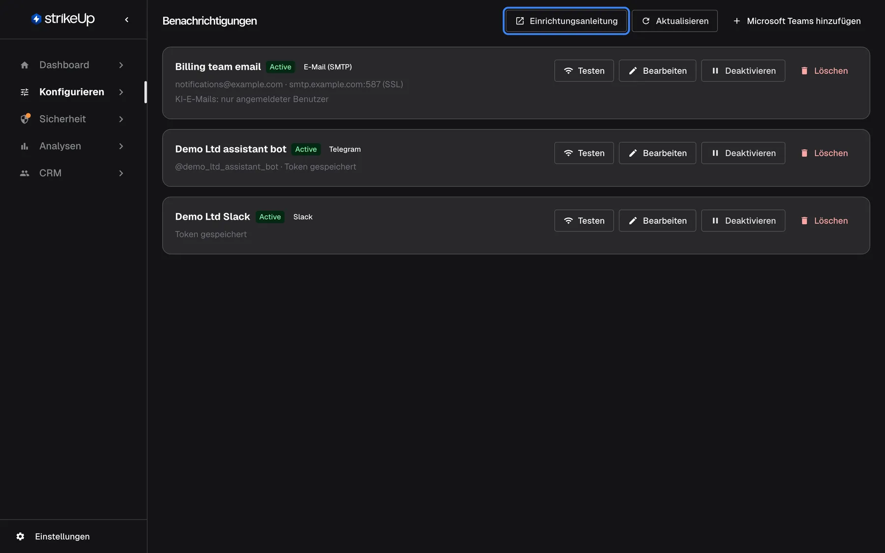 Die Seite Benachrichtigungen unter Konfigurieren mit den drei Kanälen des Workspaces: "Billing team email" (Active, E-Mail (SMTP), notifications@example.com · smtp.example.com:587 (SSL)), "Demo Ltd assistant bot" (Active, Telegram, @demo_ltd_assistant_bot · Token gespeichert) und "Demo Ltd Slack" (Active, Slack, Token gespeichert), jeweils mit "Testen", "Bearbeiten", "Deaktivieren" und "Löschen". Oben rechts stehen der hervorgehobene Link "Einrichtungsanleitung", der die Anleitung für Benachrichtigungskanäle in einem neuen Tab öffnet, "Aktualisieren" und "Microsoft Teams hinzufügen".